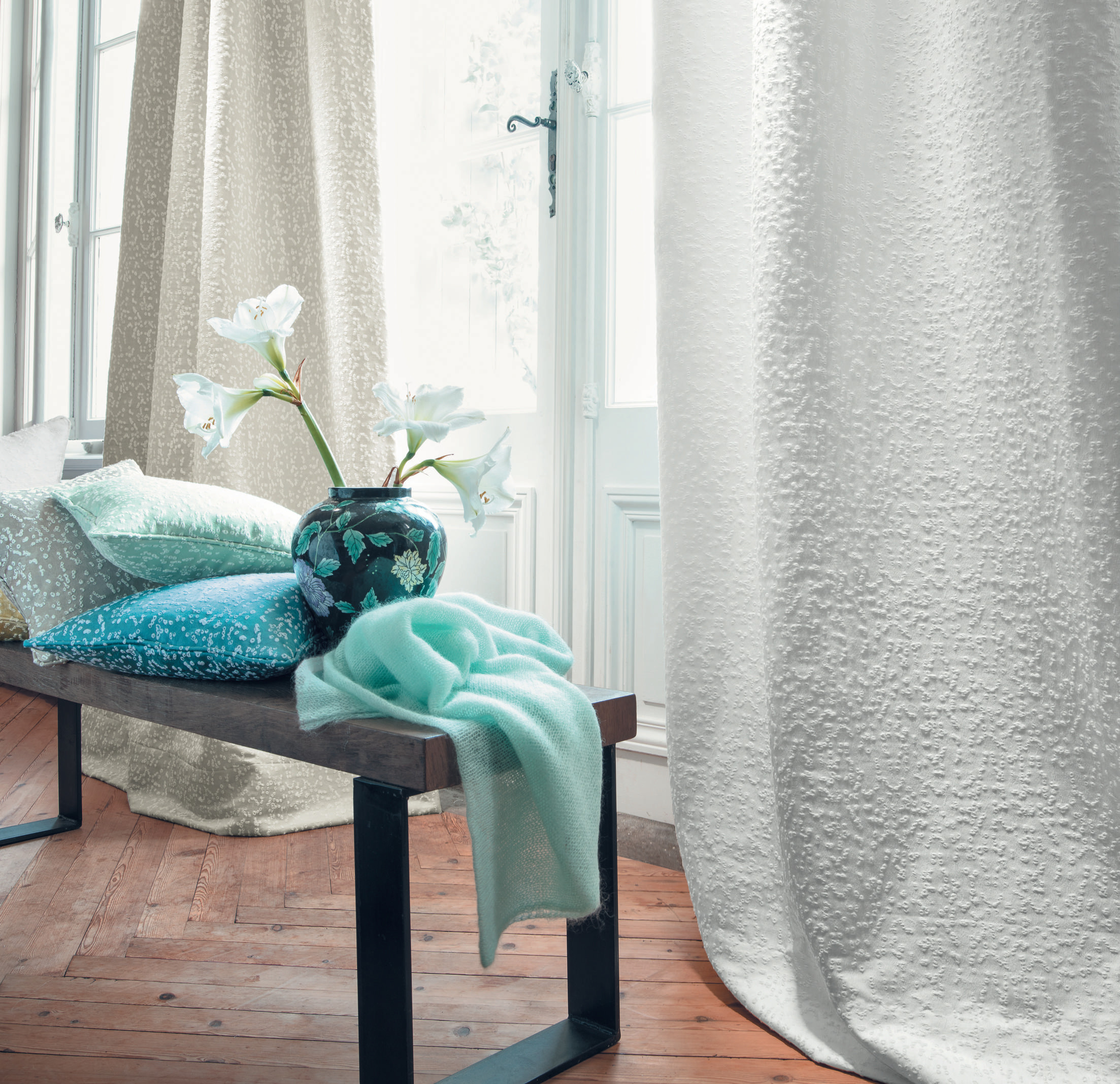 Lys gardin som fondvegg