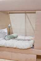 <b>TEKSTILER:</b> Når plassen er liten, kan soverommet løses som en innebygget seng. Dette er fra Trendutstillingen på Heimtextil som viser sovedelen i en mikroleilighet. Finérplater er trukket med et tekstil og myker opp inntrykket slik at sengen blir noe mer enn en firkantet boks. (Foto: Chera Westman/ifi.no)