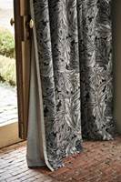 <b>GARDINER:</b> Lange, myke gardiner er et «must» i et lunt interiør. Her er gardiner fra Morris/Intag.