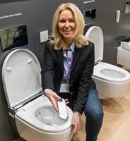 REN LUKSUS: Petra Nilsson fra Geberit har nettopp lansert dusjtoalettet på det svenske markedet. – Dette er fremtidens toalett. Vi har ikke hatt dette produktet i Sverige før. Nå kan også vi få spa-følelsen på badet, sier hun. 