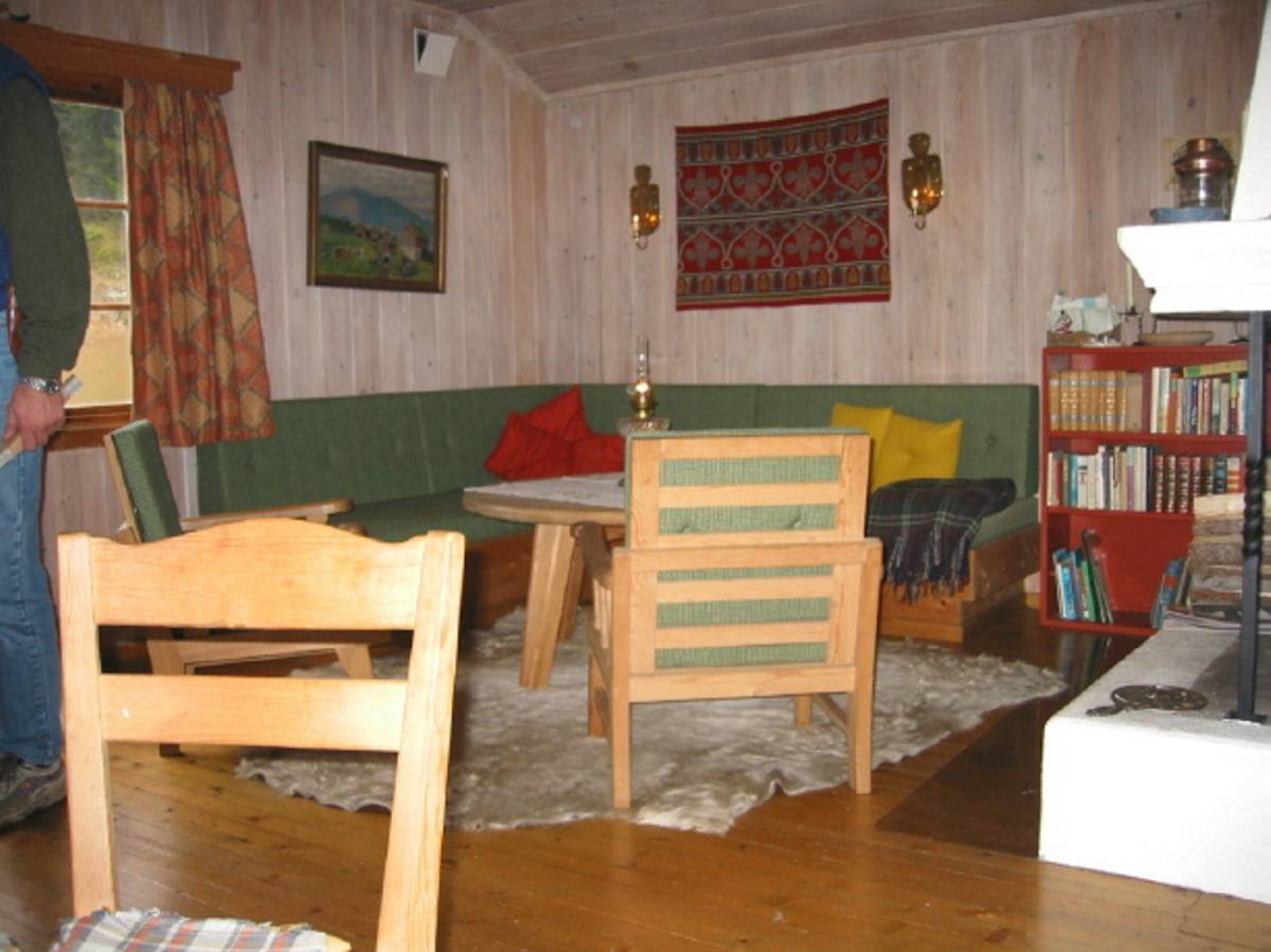 De hvitkalkede veggene var veldig skjoldete og skapte et urolig preg. 