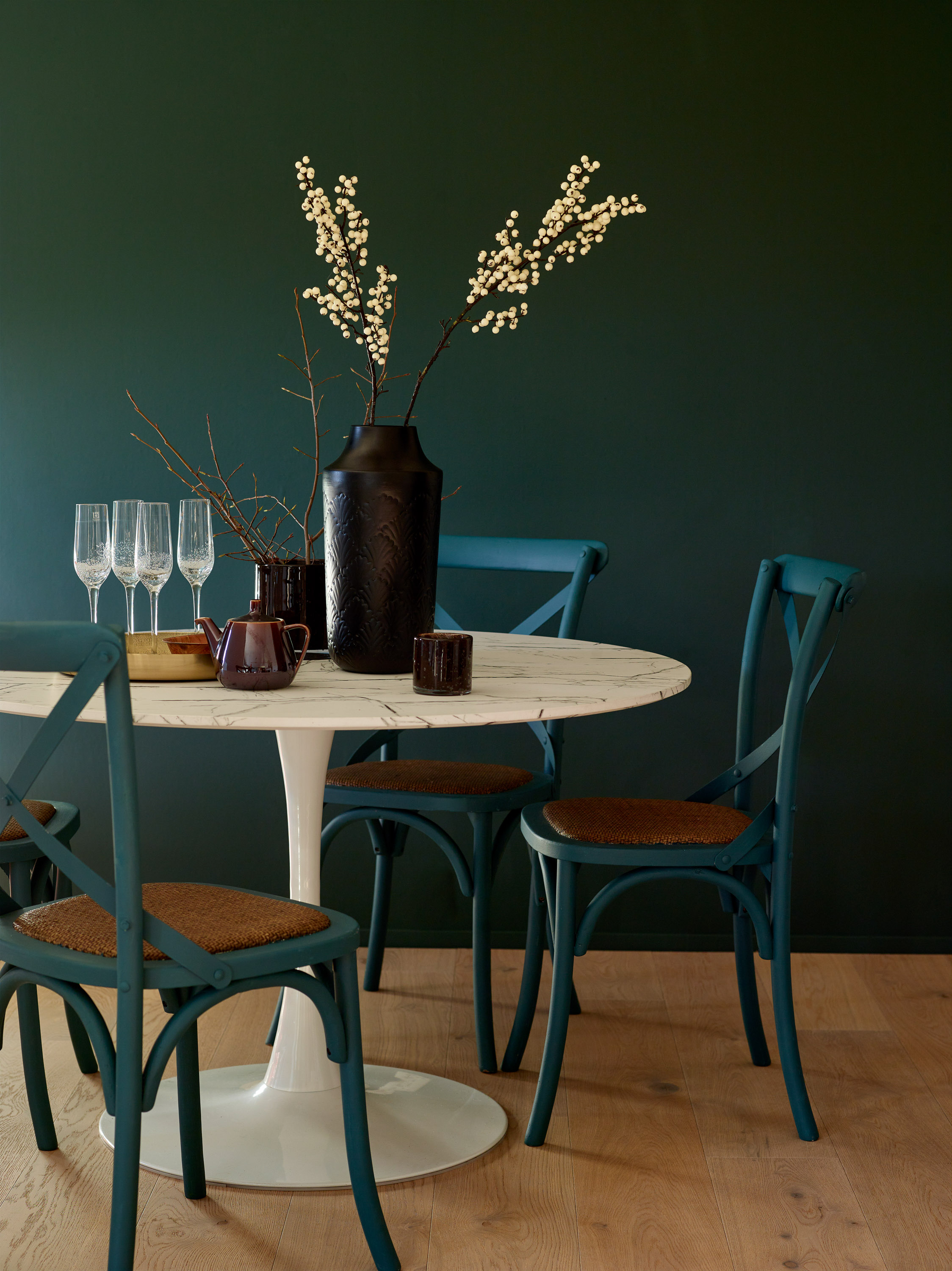 spisebord foran mørk blågrønn vegg