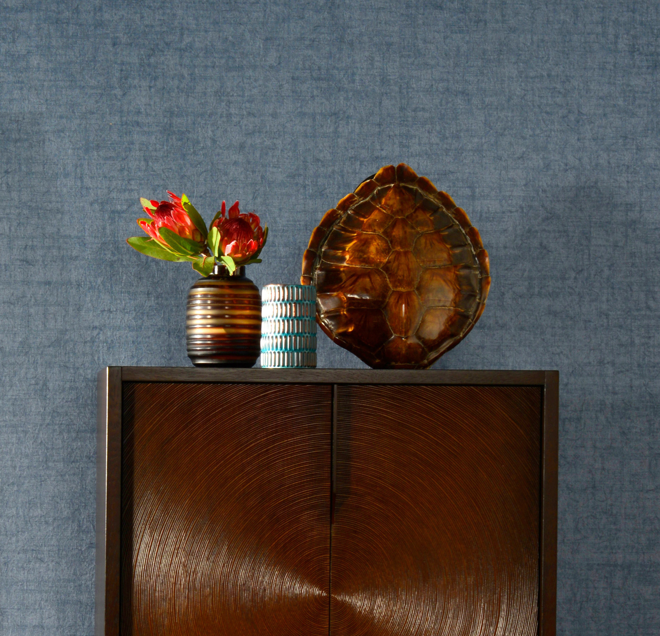 Mørke tresorter og mettende farger gir et lunt uttrykk. (Foto: INTAG)