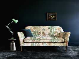 <b>TANGO:</b> Tekstilet på sofaen er kalt opp etter den heftige dansen. Her ser vi hvor fint møbler kommer fram og hvor stemningsfullt det kan bli med mørke blå vegger og matchende teppe som kronen på verket. Tekstil og teppe fra INTAG. (Foto: INTAG)