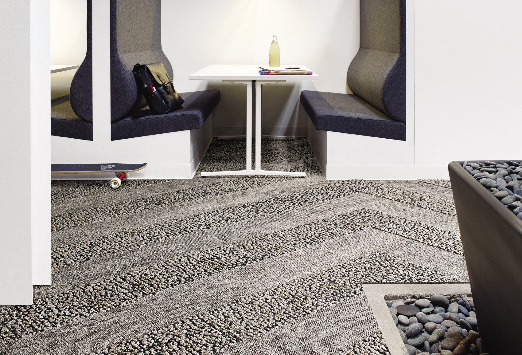 INNE: I snitt bruker vi elleve timer foran skjermer og 95 prosent av dagen innendørs. Det betyr at vi lever skjermet fra vårt opprinnelige livsmiljø, naturen. 