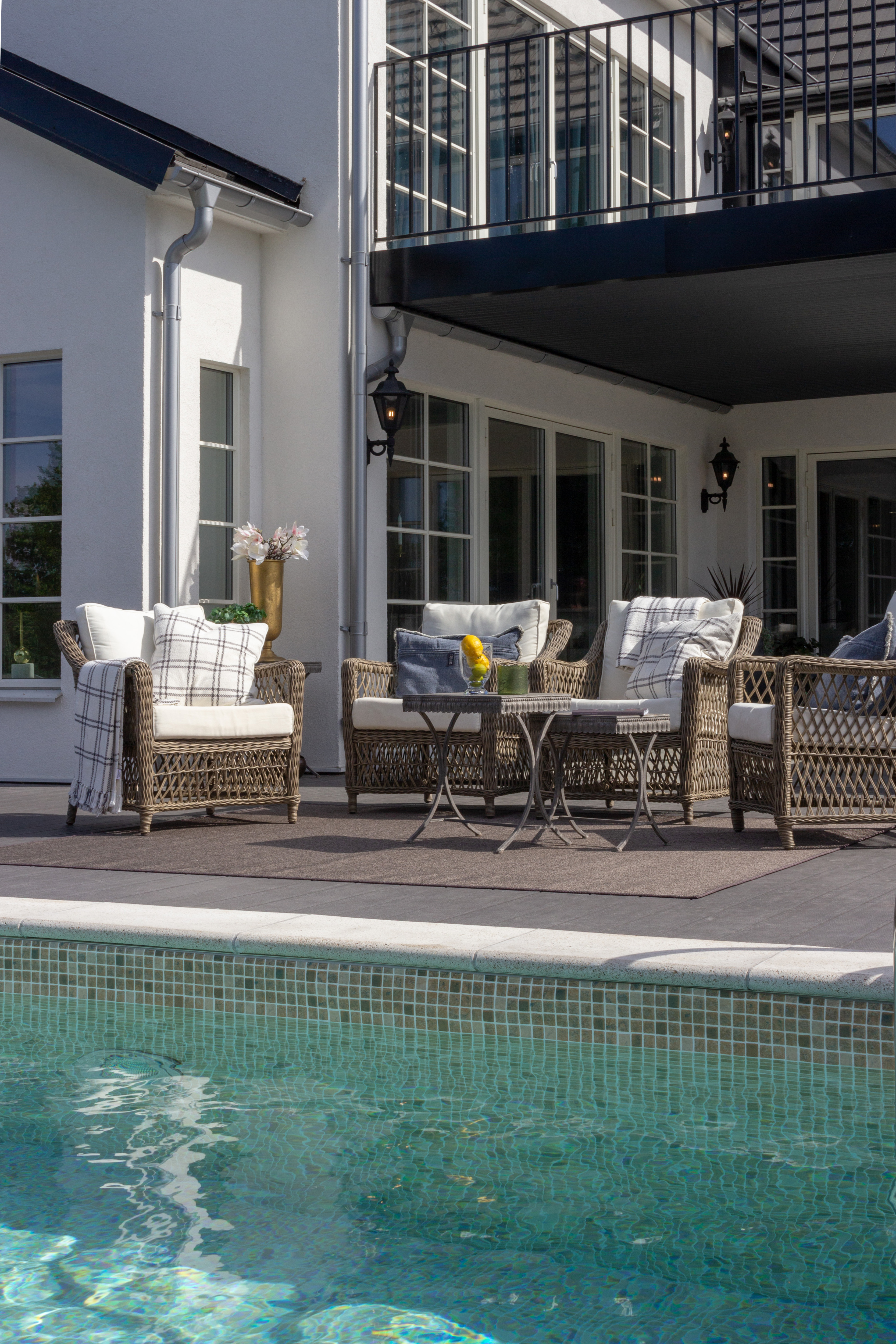 Brunt, røft uteteppe