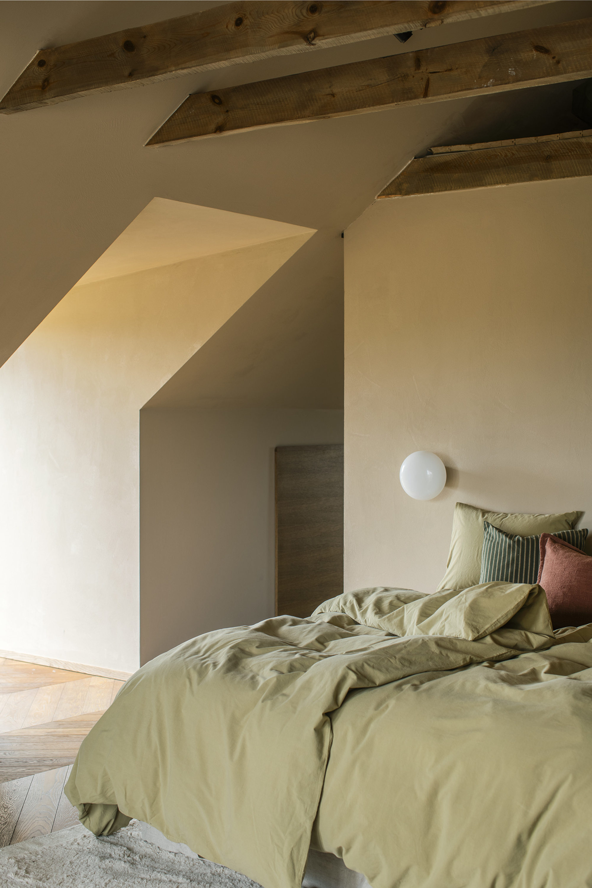 seng sengetøy trebjelke i taket