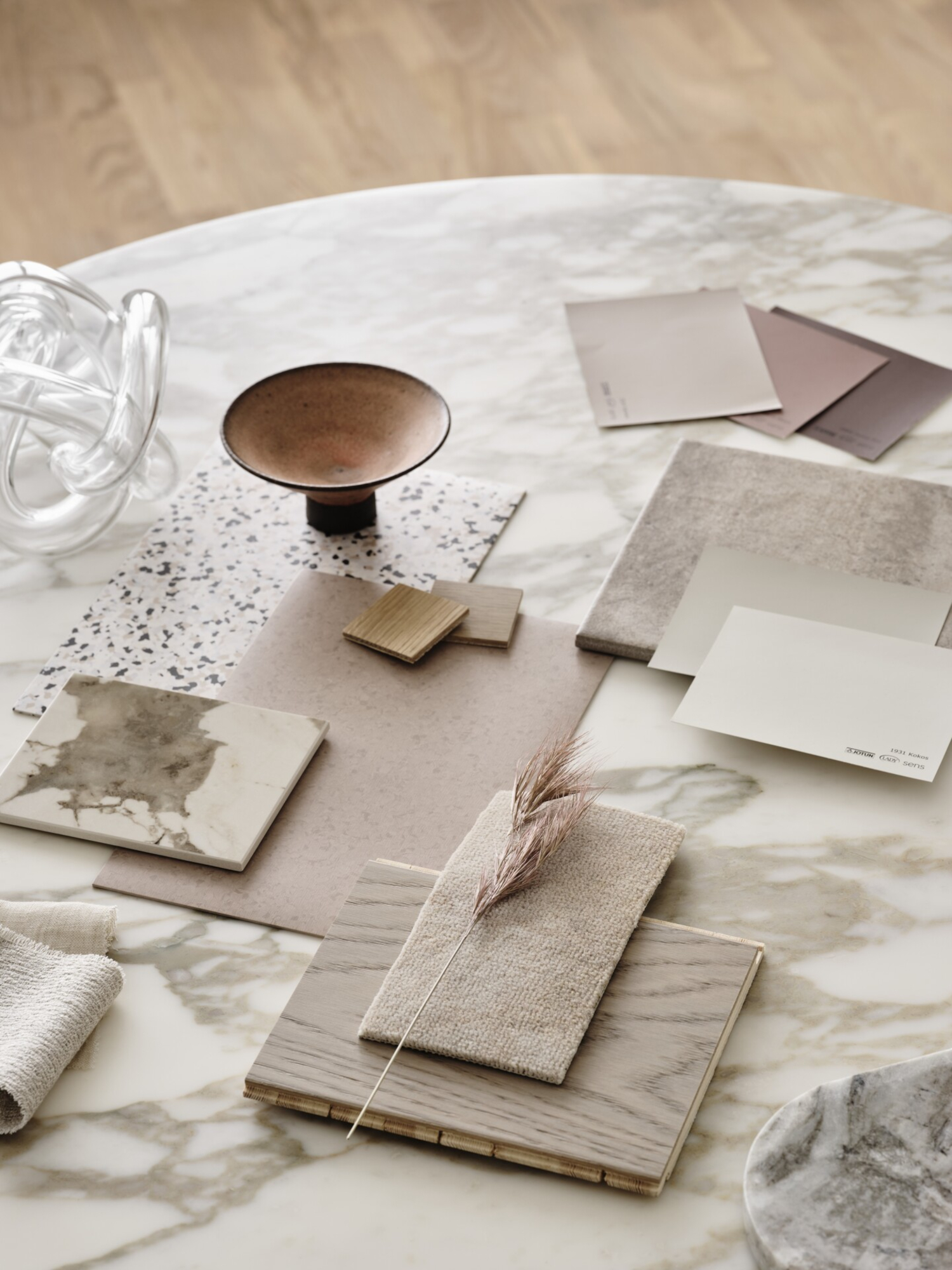 materialkollasje på et marmorbord