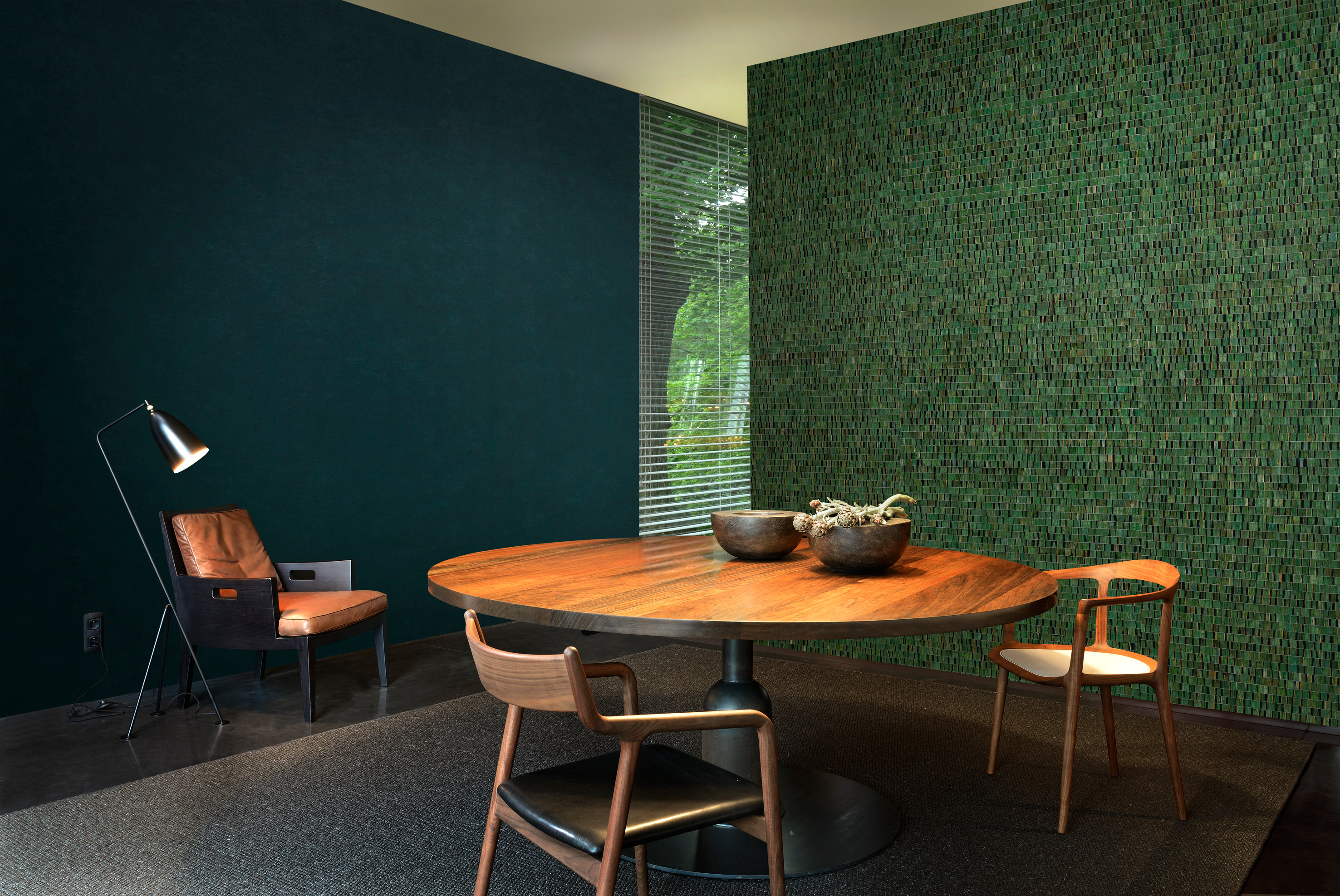 Nomad by Omexco i en nærmest smaragdgrønn dype farge, laget av vevde vannliljeblader er nesten som et smykke, siler Camilla fra INTAG.