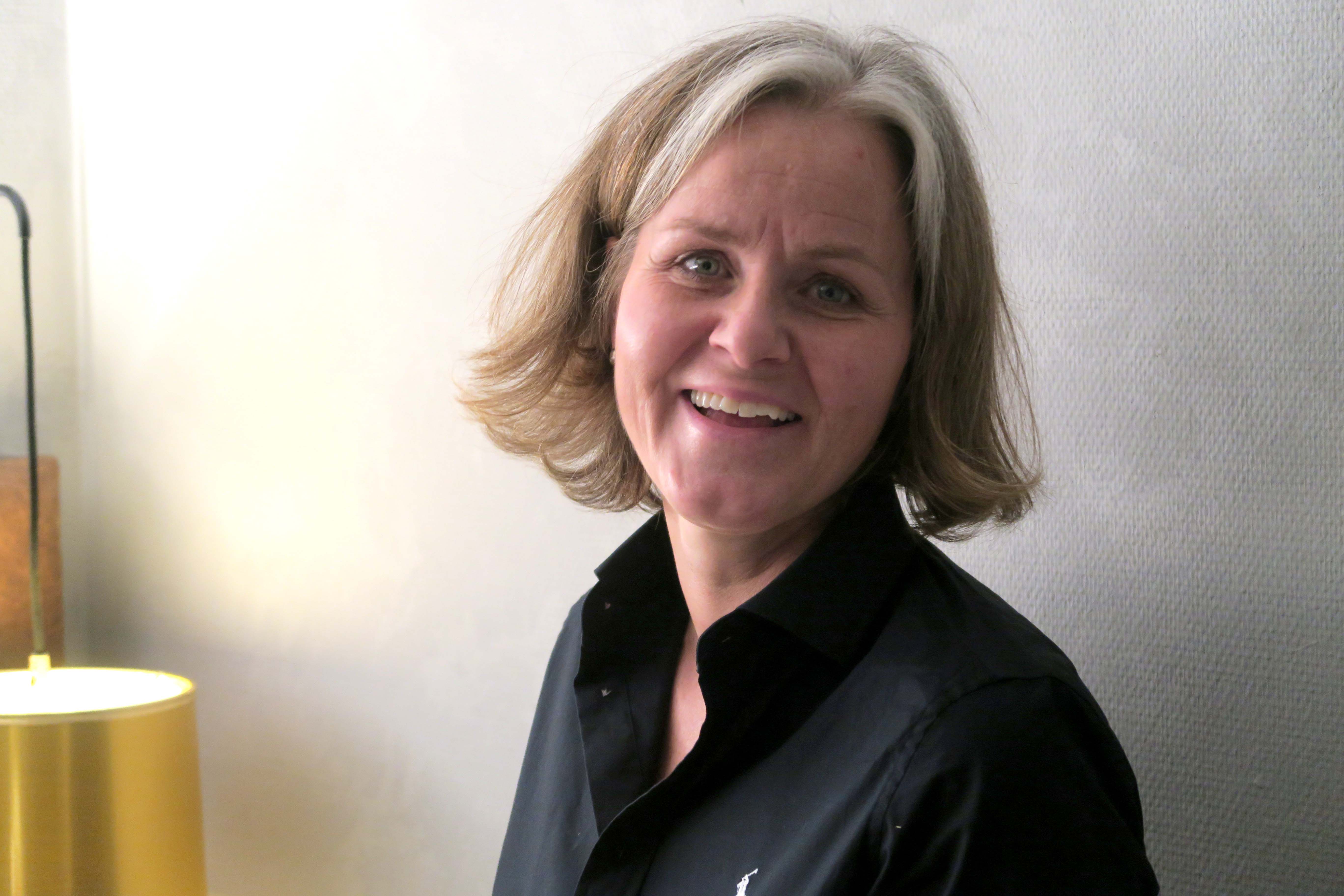 FORNØYDE GJESTER: − Den livlige gråfargen skaper den stemningen vi ønsker. Det er også gøy at gjestene kommenterer veggene., sier nestkommanderende på Svalbard-hotellet, Anne Kari Dalstø. 