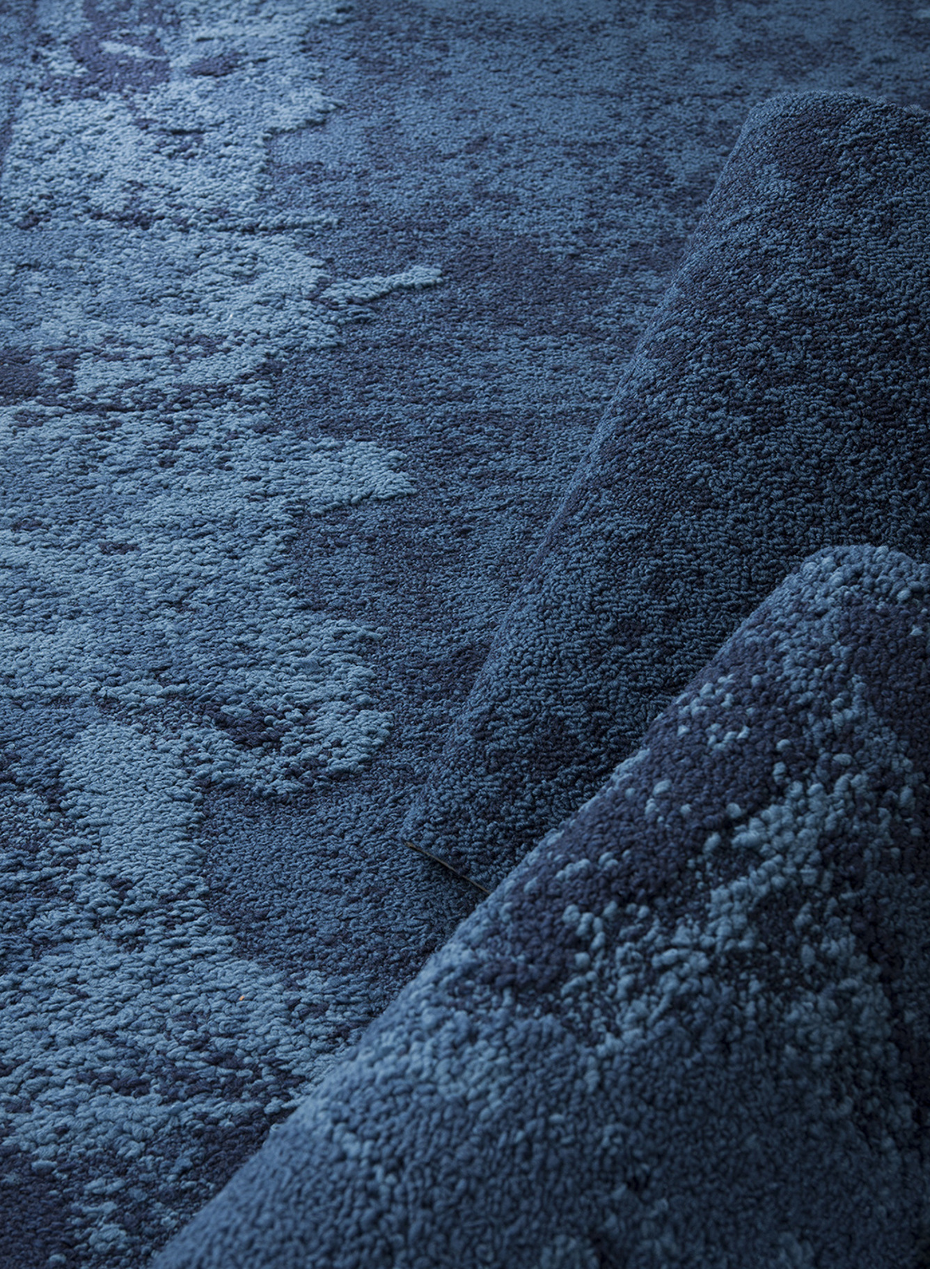 Desto tettere teppeluven er, jo vanskeligere er det for smuss og støv å legge seg i bunnen av teppet.