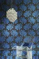 Blått kommer tilbake. Her klart store, klarblå blomster på sort bakgrunn på det eksklusive tapetet Extravagance fra britiske Harlequin som forhandles av Tapethuset. Foto: Produsenten