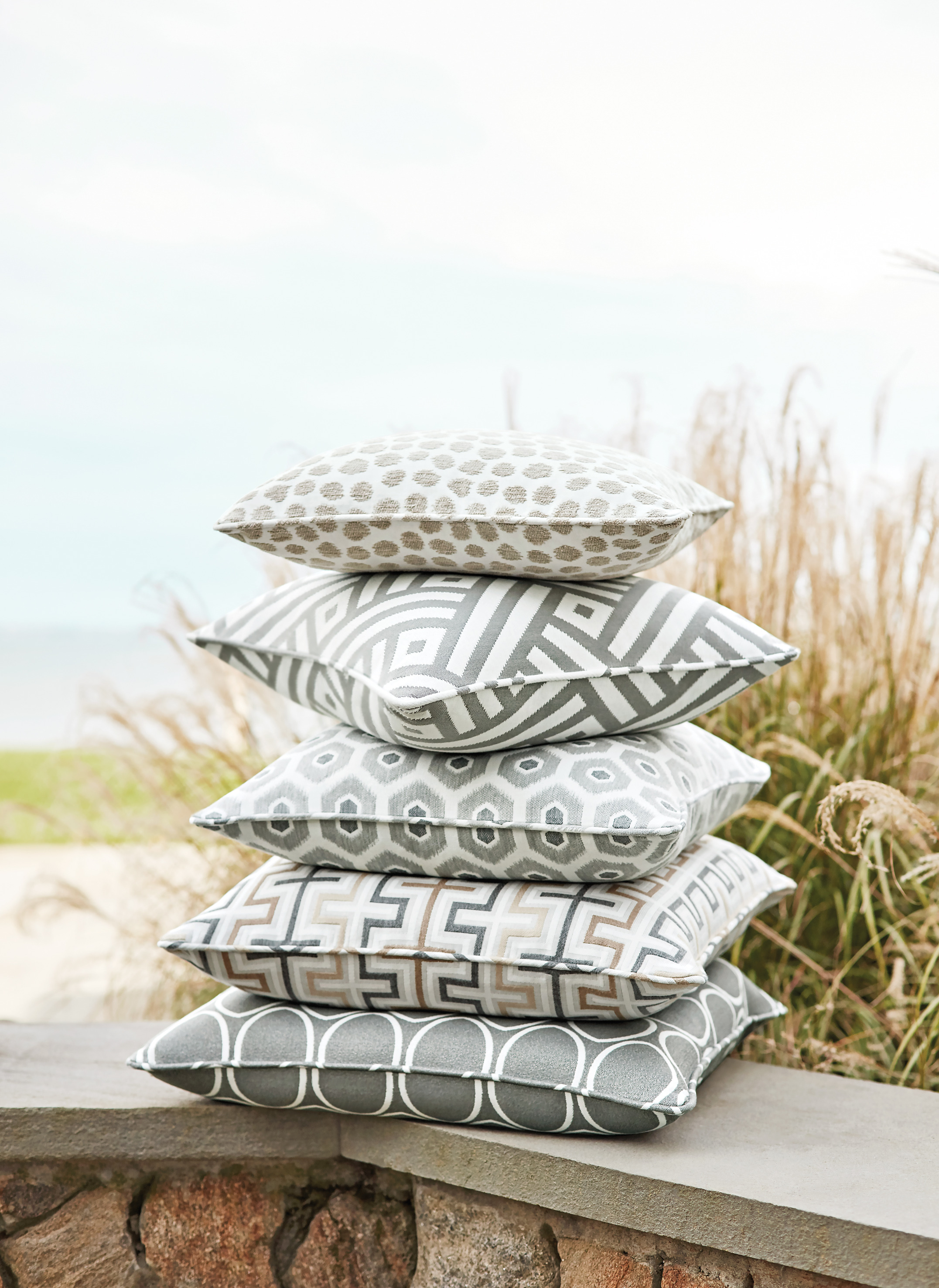 Skap en herlig sommerfølelse med puter i morsomme mønstre i naturens farger. Calypso fra Thibaut.