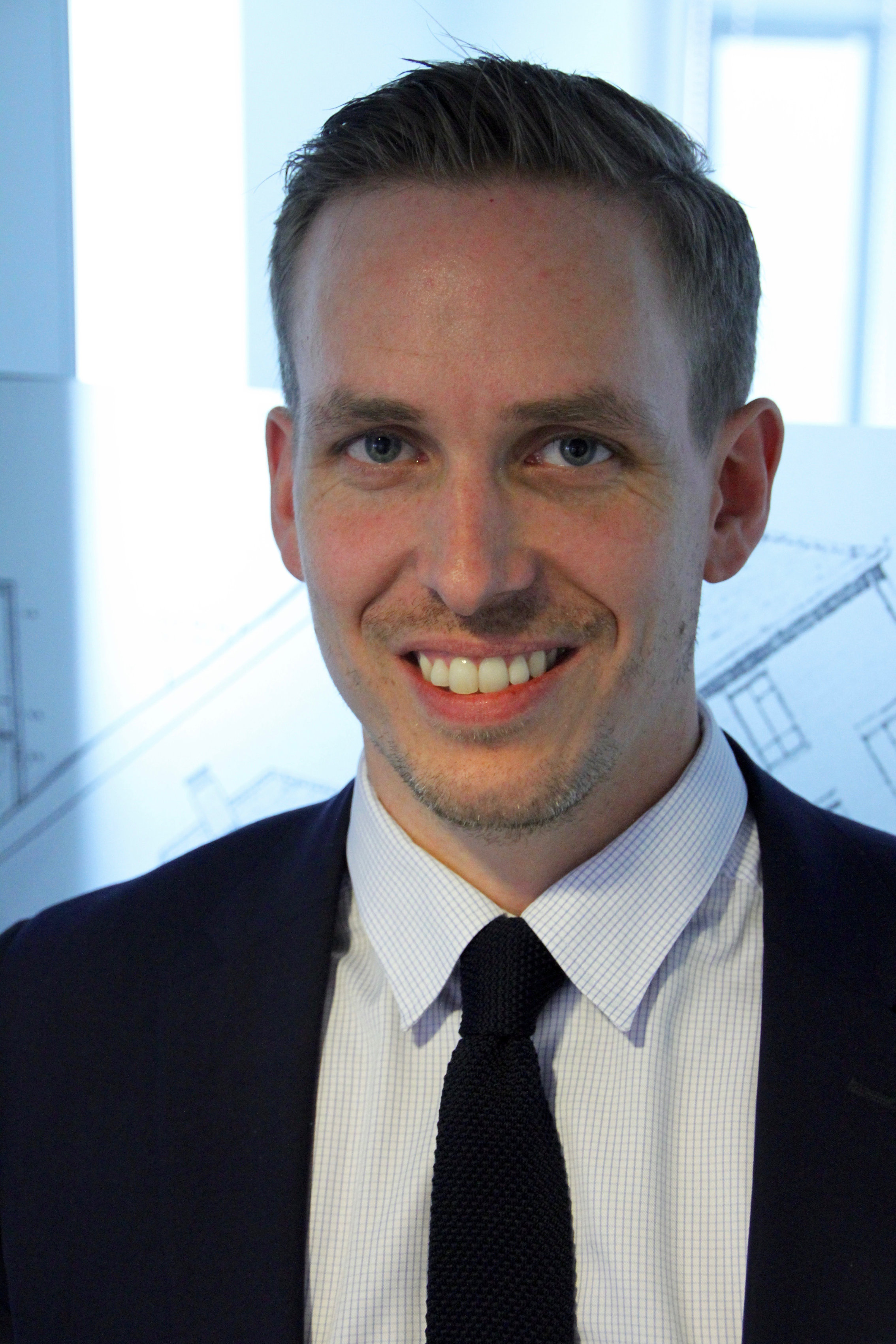 Adrian Ekelund hos Prognosesenteret forteller at 7 av 10 nordmenn maler huset selv.