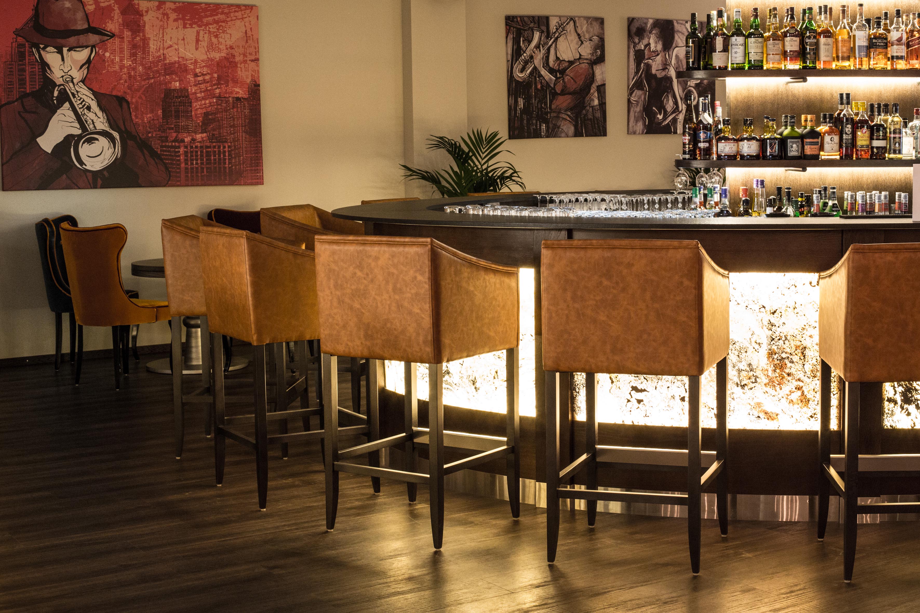 MUSIKKHOTELL: Cocktailbaren på hotellet fungerer som bar og jazzklubb på kveldstid. Her er det særlig viktig at gulvet har gode lydegenskaper.