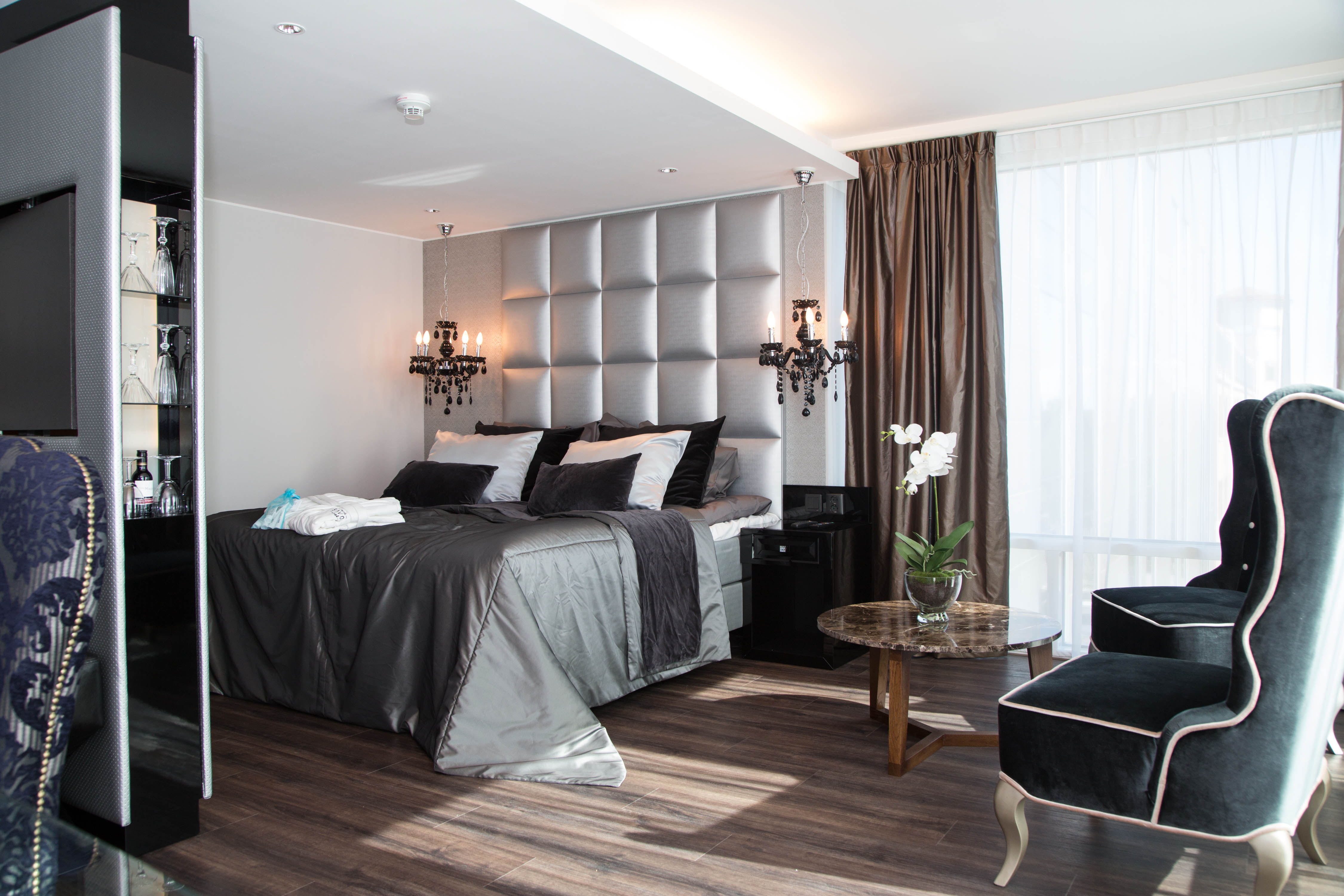 MOULIN ROUGE: I suitene kjører hotellet på med Moulin Rouge-stil. Det mørke gulvet bidrar til å gi rommet tyngde. Hotellene i «Best Western Plus»-kategorien skal tilby kvalitet i alle ledd. Da er det viktig at også gulvet har de beste egenskapene.