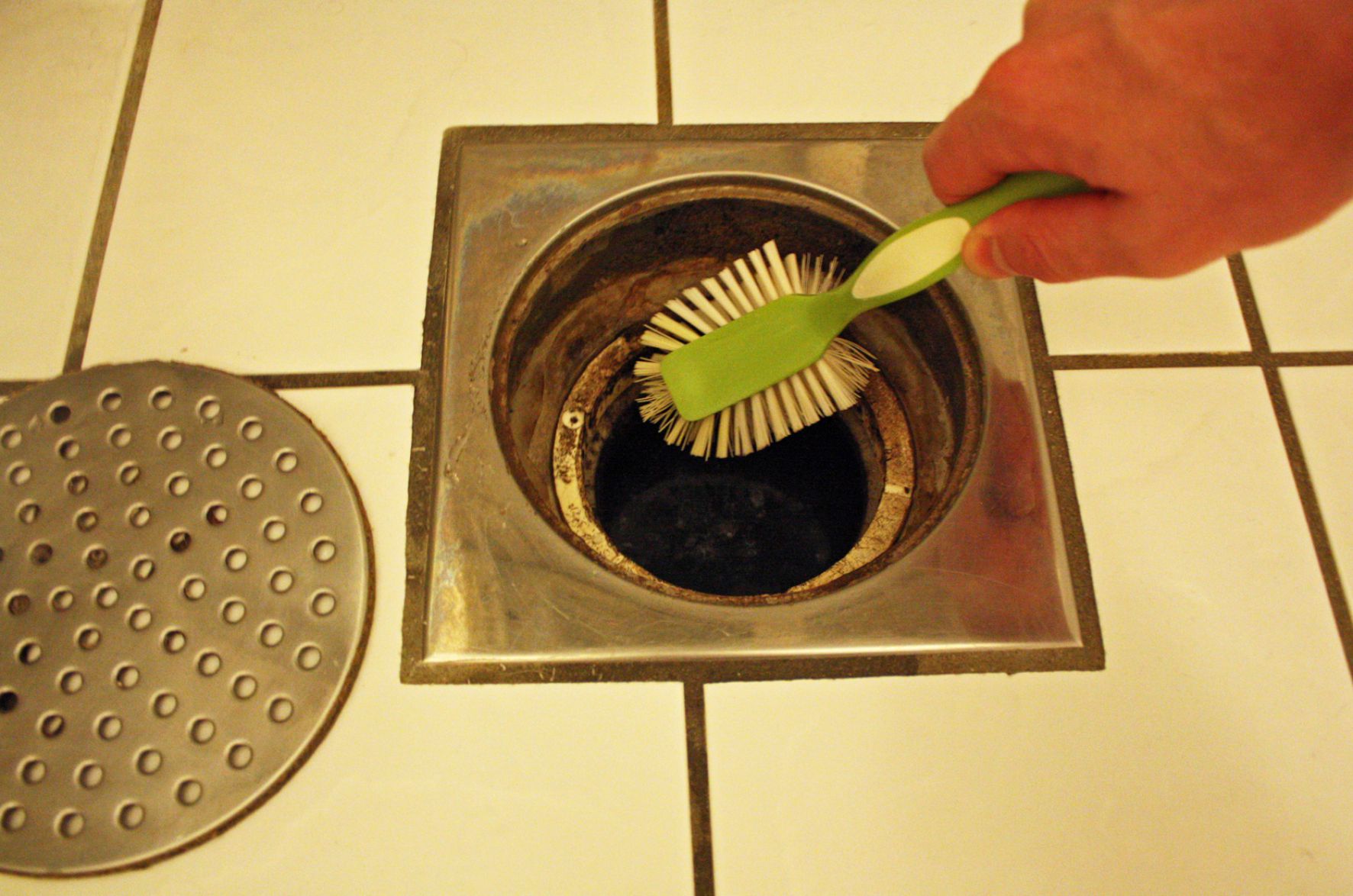 Minst en grundig rens av sluk i året anbefales.