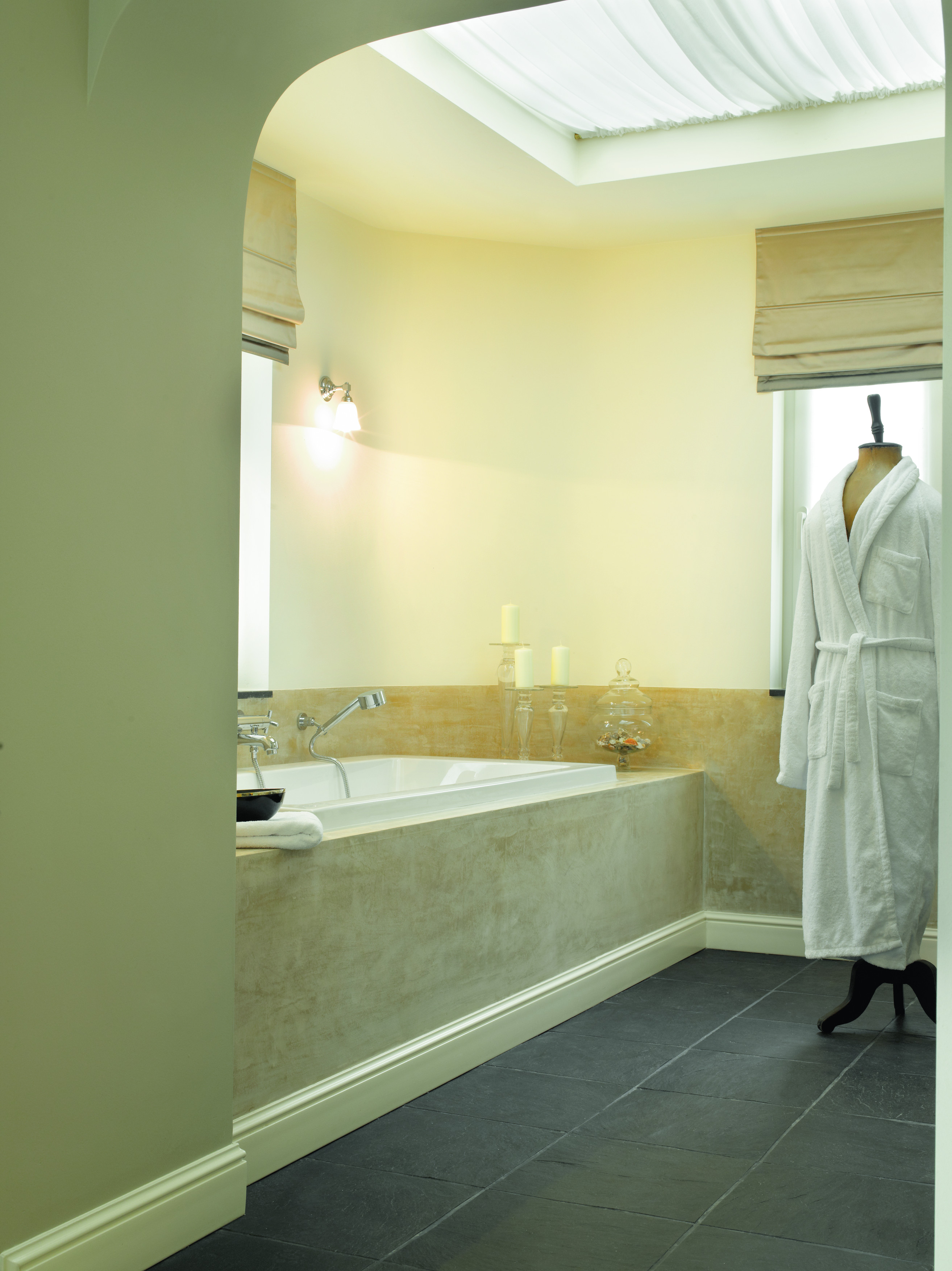 Lister i kunstmateriale tåler helt fint å ramme inn et badekar - hvor en del vannsøl må påregnes.