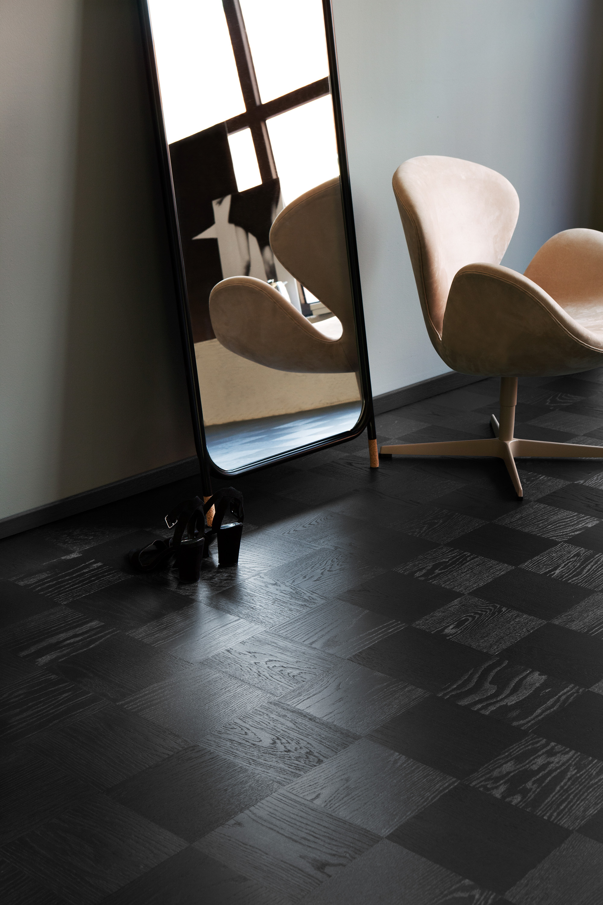 Mørk parkett i rutemønster