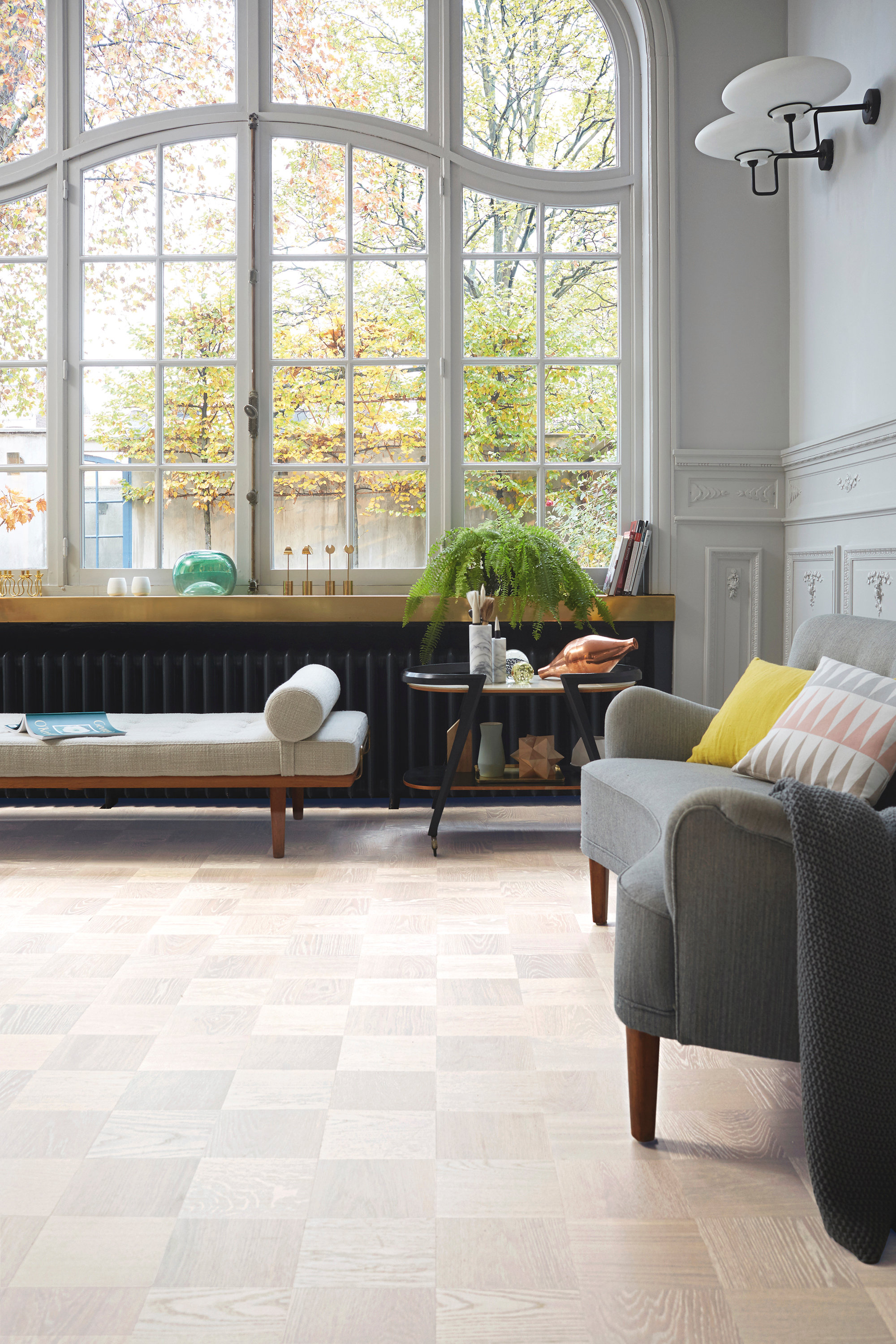 PERLEMOR: Den perlemorlignende nyansen i gulvet &laquo;Noble Eik Greenwich&raquo; kombinerer klassisk m&oslash;nstertradisjon med et moderne designuttrykk.