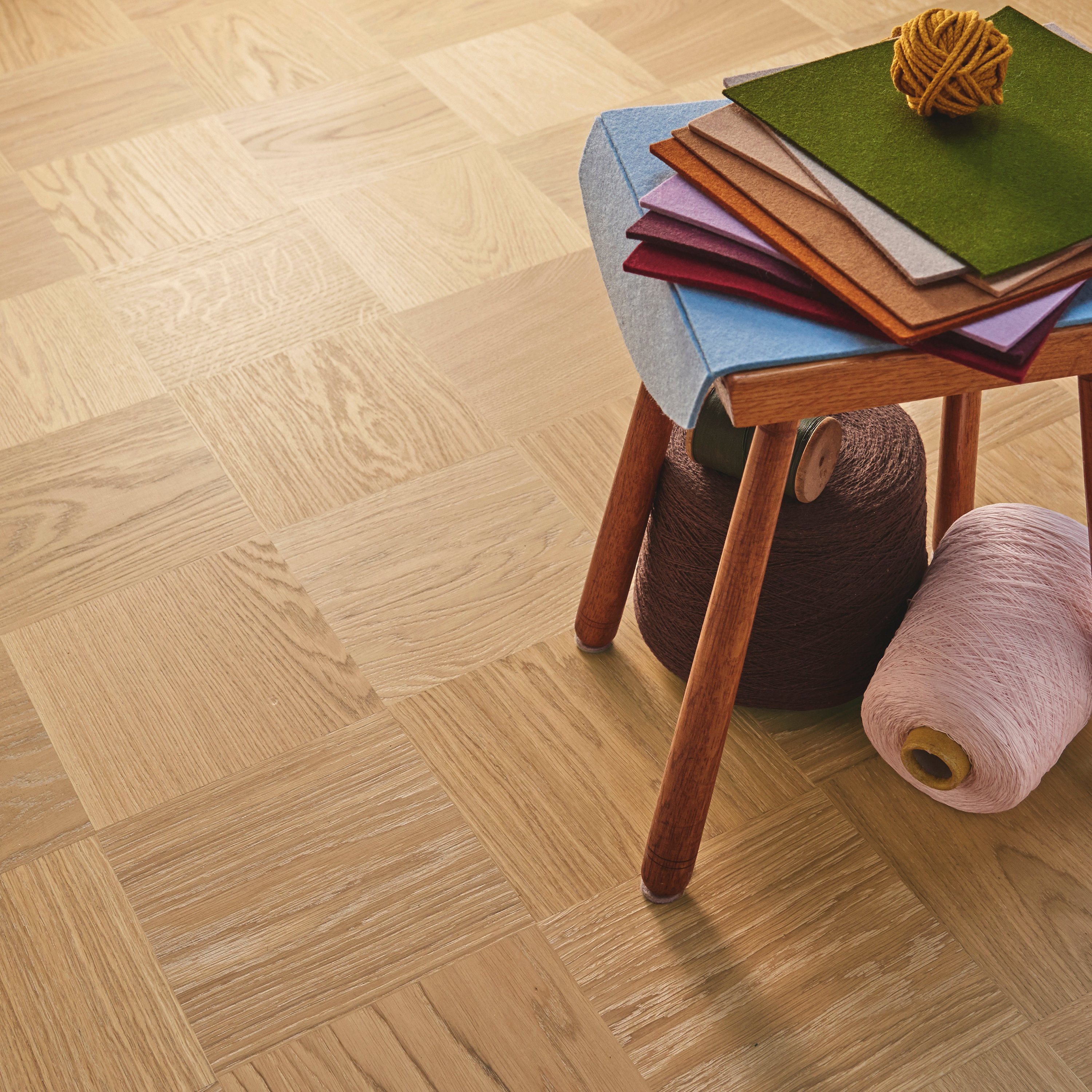 <b&laquo;Noble Eik Soho&raquo; har en lekker korngul nyanse, behandlet med en lett hvitpigmentert hardvoksolje. Rutene er p&aring; 19x19 cm.