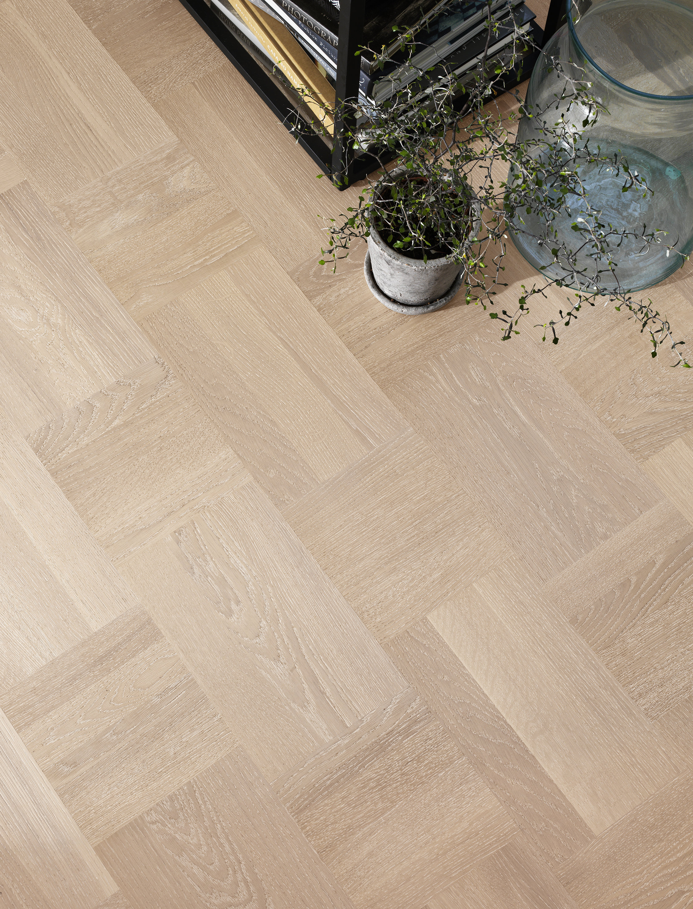 Valget falt på tregulv for alle. For mange er tregulv synonymt med kos. Her er Noble Oak Scandinavia fra Tarkett sin Atelier-kolleksjon.