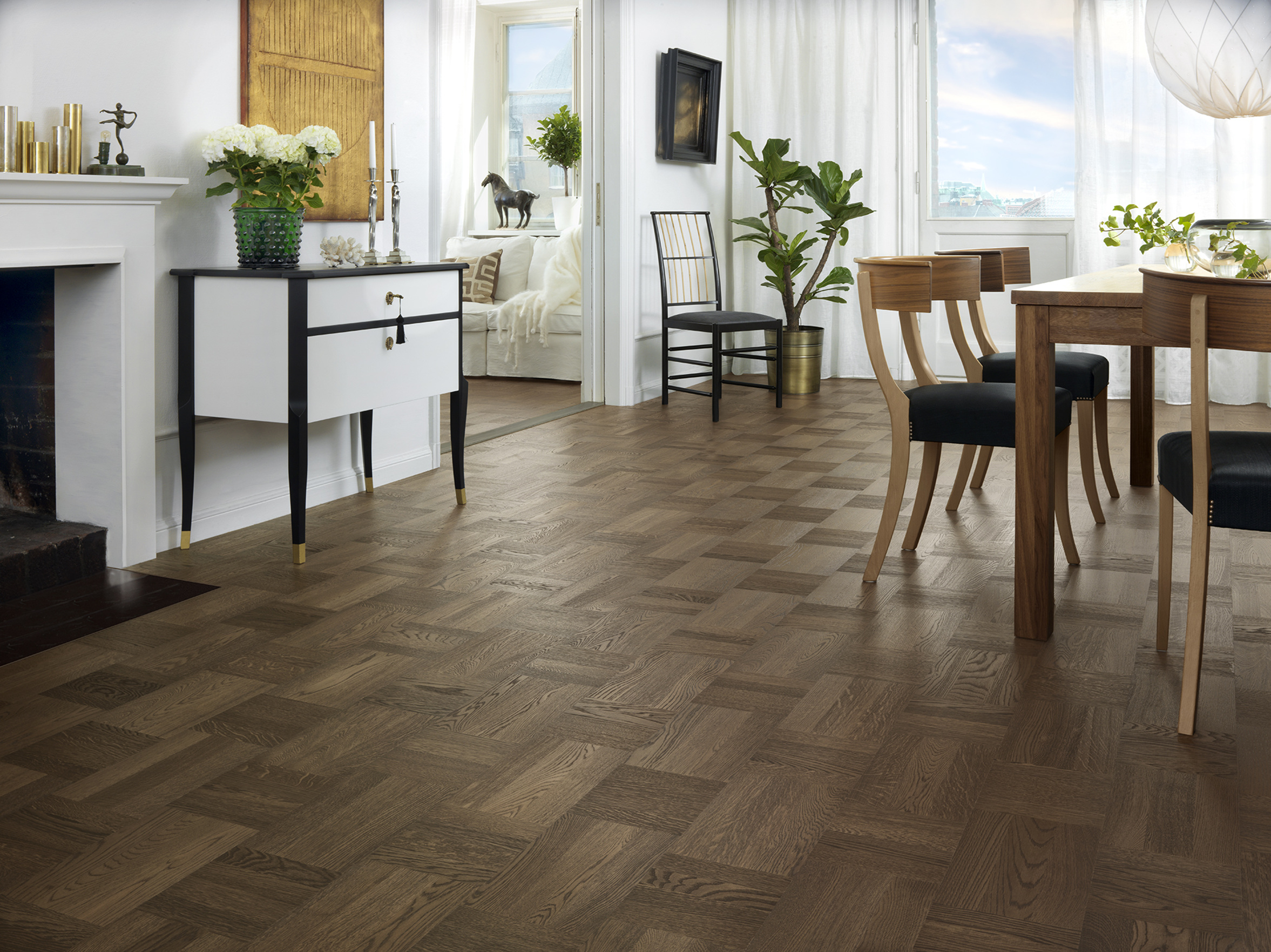 M&Oslash;RKT: M&oslash;rkere farger og m&oslash;nsterlegging er kommende trender, tror Tarkett, som har lansert produktserien &laquo;Noble&raquo;, med gulv i b&aring;de lyse og m&oslash;rke farger og et hollandsk rutem&oslash;nster.