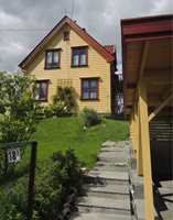 Et eldre hus malt i vakker kombinasjon av tradisjonelle gule og røde farger.