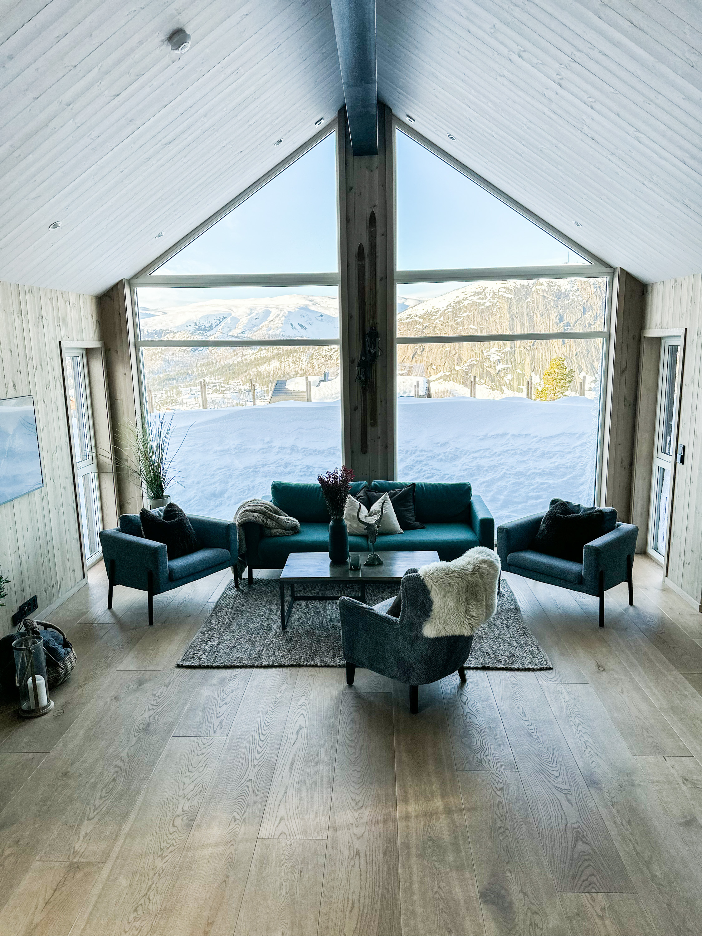 stort vindu tregulv sofa natur hytte