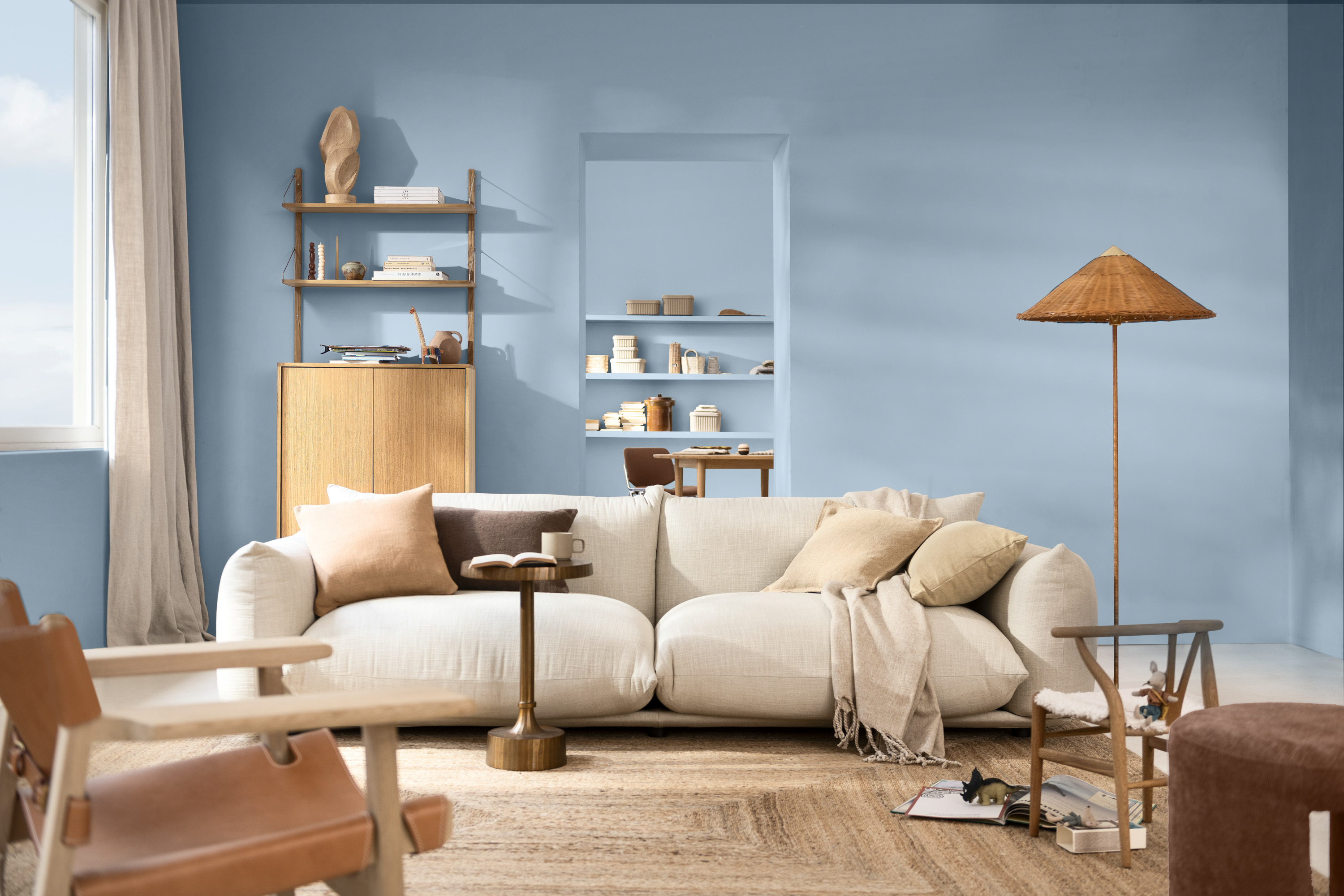 lyseblå vegger hvit sofa interiør