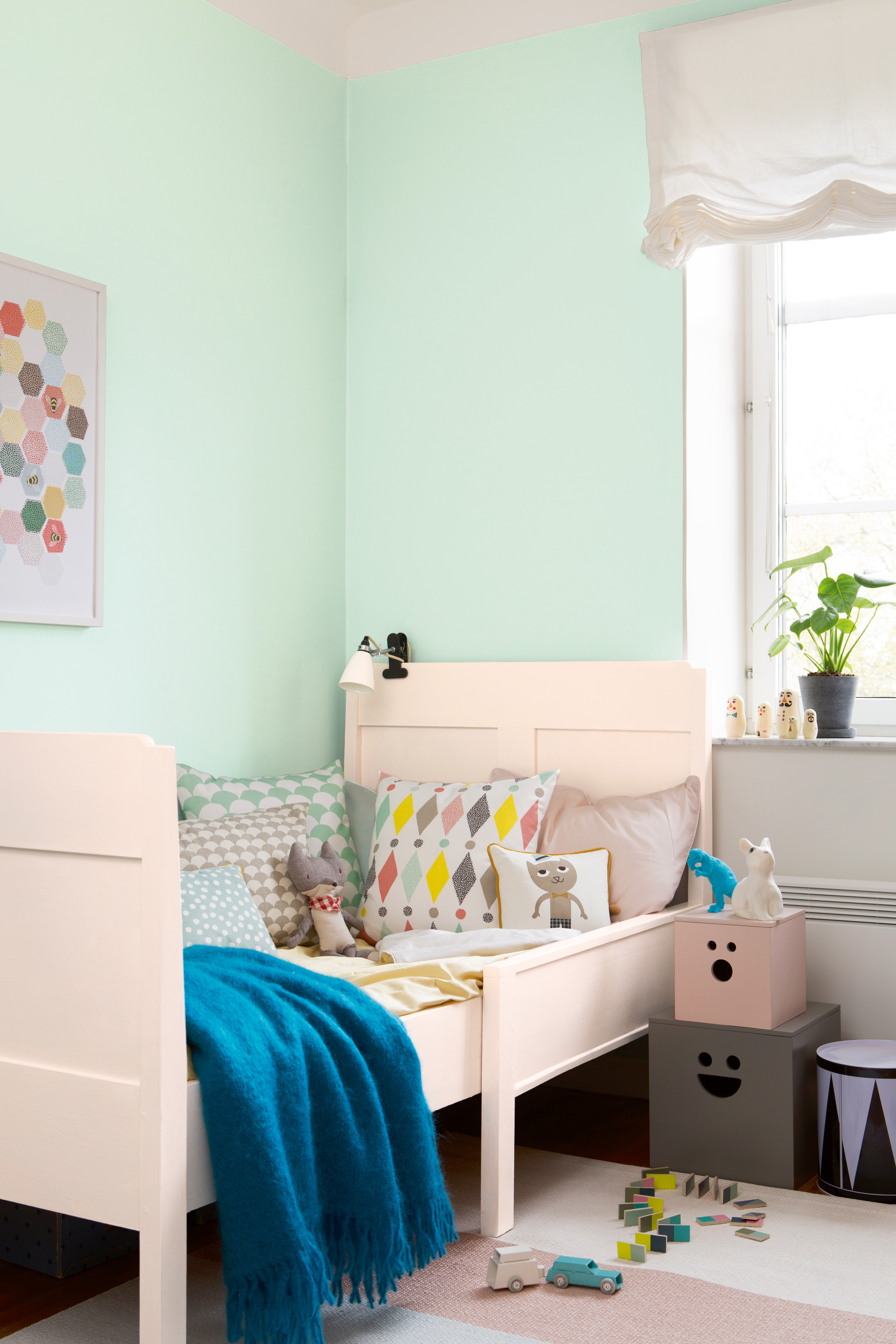 Ønsker du et rolig, men ikke hvitt tak, kan du male det i en dus pastell. Ved å ta opp igjen fargen fra møblene, bindes rommet fint sammen. (Foto: Nordsjö)