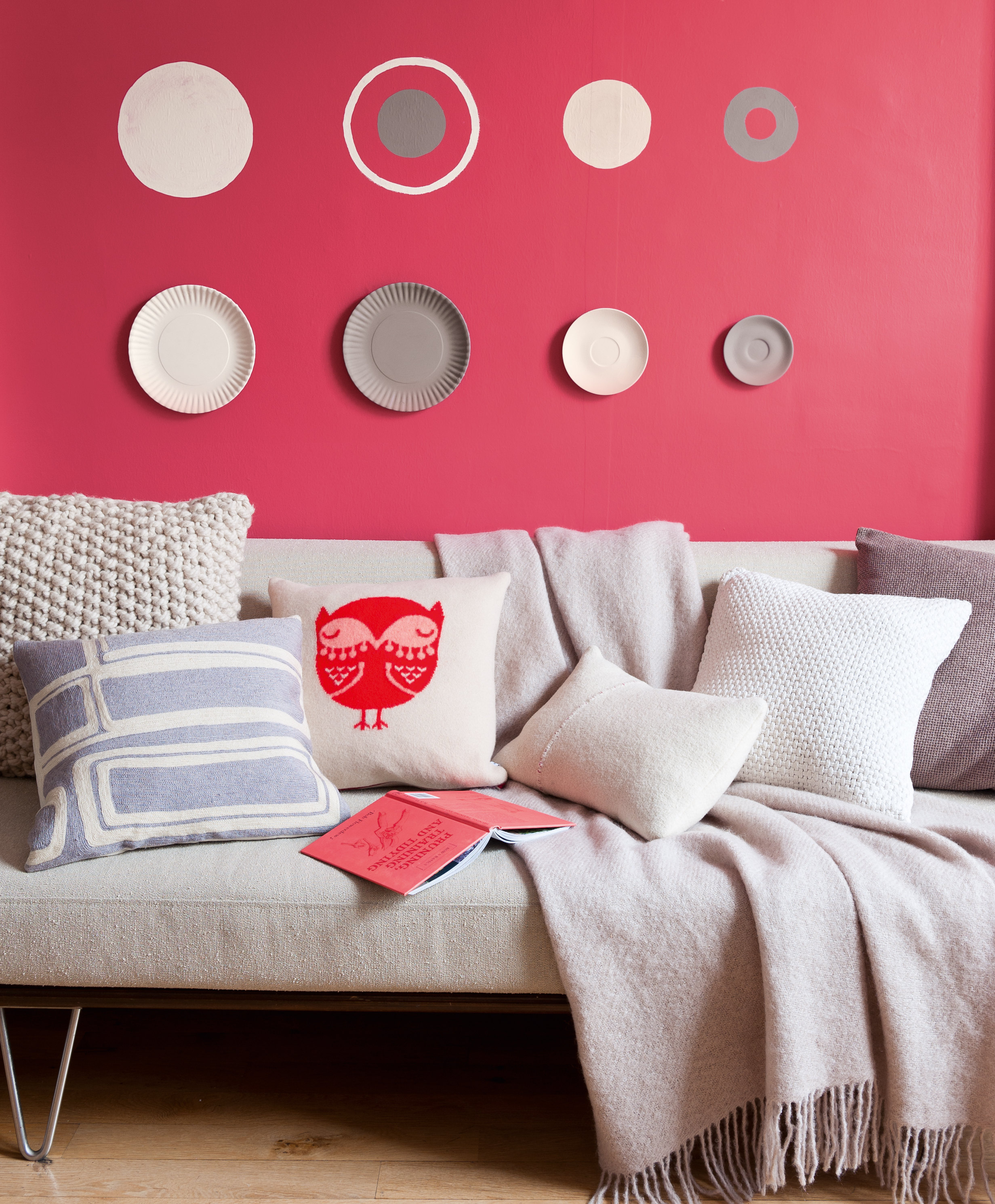 MER LIV: Favorittfargen gir mer liv til n&oslash;ytrale m&oslash;bler som bakgrunnsfarge, enn om den begrenses til et par puter i sofaen. (Foto: Nordsj&ouml;)