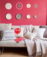 <b>MER LIV:</b> Favorittfargen gir mer liv til nøytrale møbler som bakgrunnsfarge, enn om den begrenses til et par puter i sofaen. (Foto: Nordsjö)