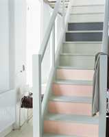<b>PASTELL</b> En delikat trapp, malt i hele seks farger. De dempede nyansene sørger for et rolig uttrykk. (Foto: Nordsjö)