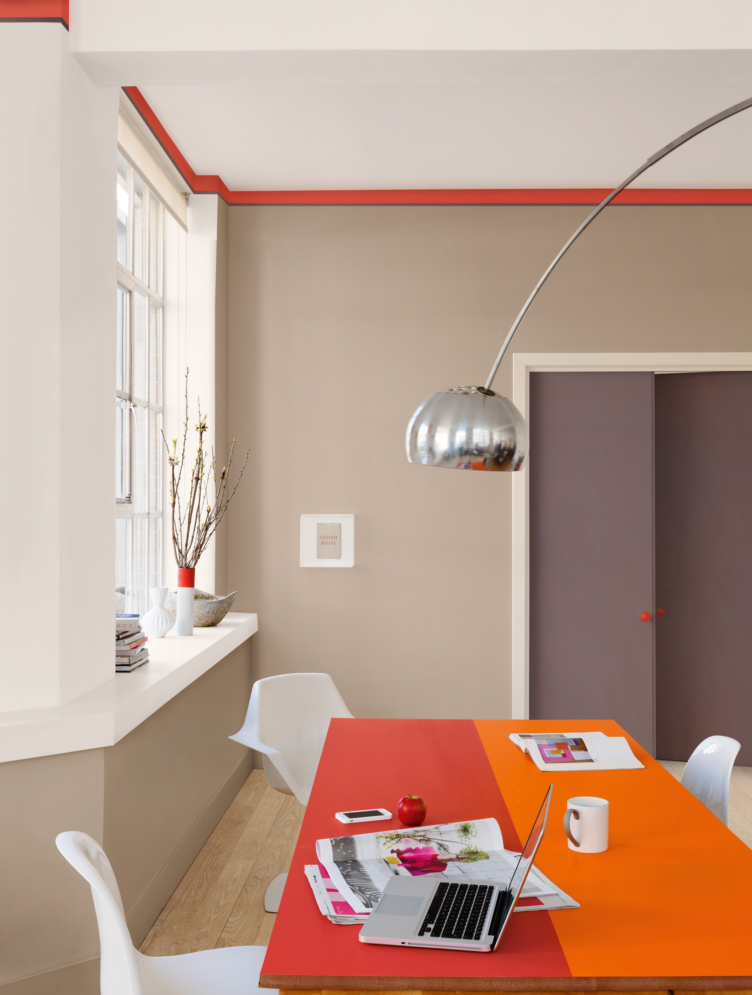 Dekorativt fargeinnslag mot nøytrale vegger.