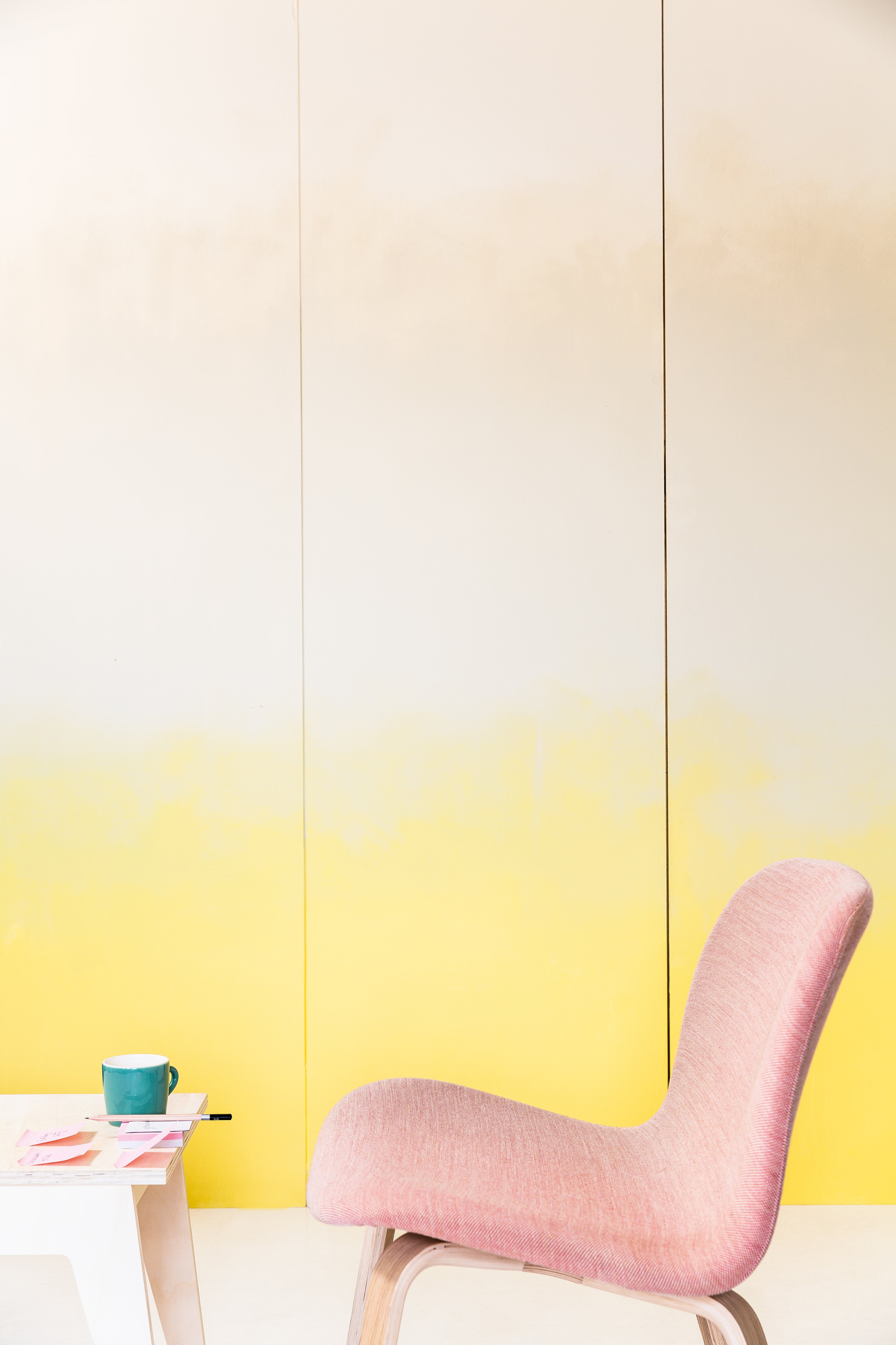 Gradvis overgang mellom hvitt og gult.