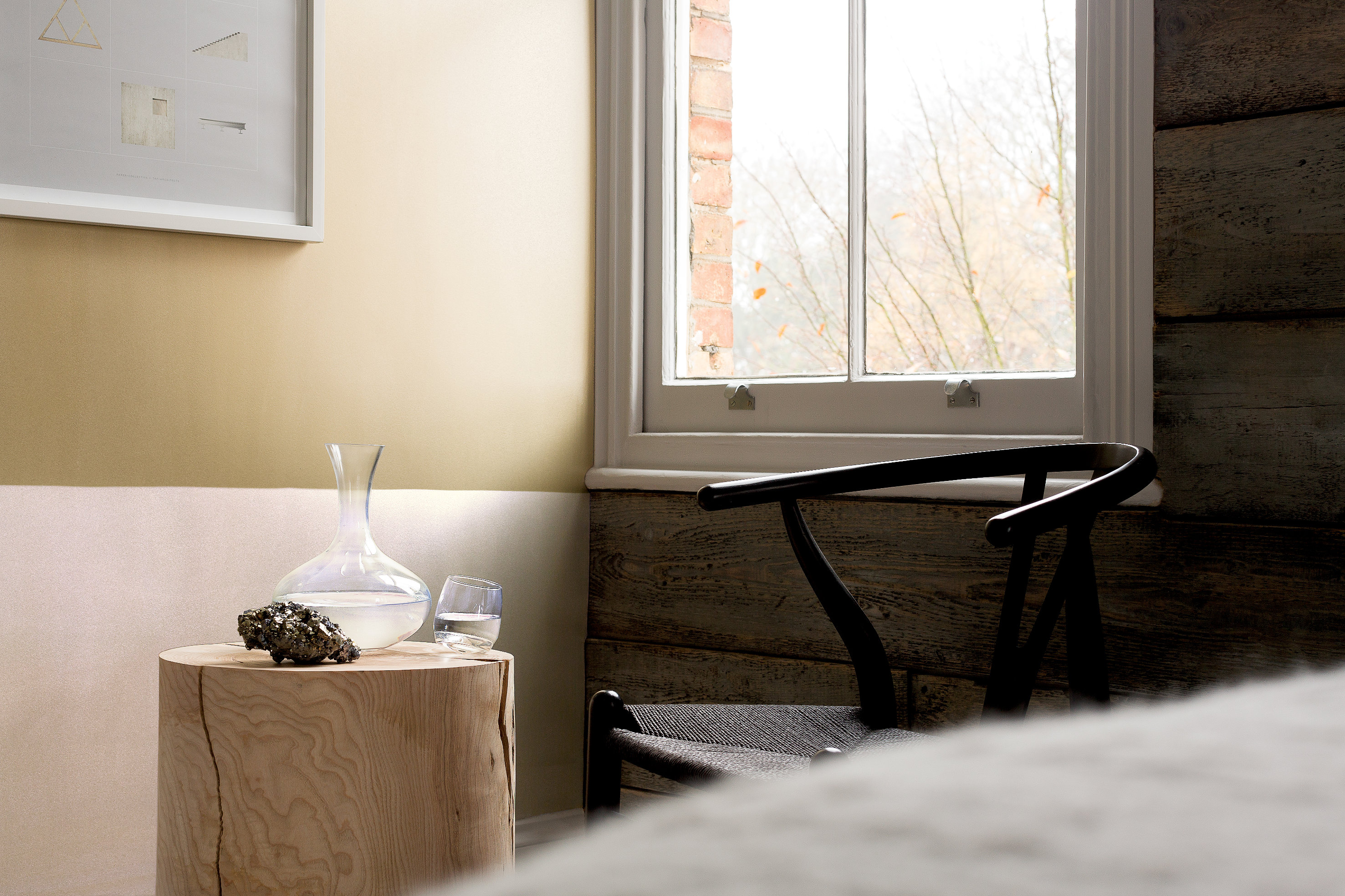 HALVMALT: Velg mellom skarpe eller ujevne kanter når du skal male en halvmalt vegg. (Foto: Nordsjö)