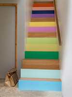 <b>FARGESKALA:</b> Det blir nok aldri kjedelig å gå opp denne trappen, som har malte opptrinn. Den gir farge nok til hele rommet, og vegger og gulv er derfor holdt i mer nøytrale kulører, slik at trappen får mest oppmerksomhet. (Foto: Nordsjö)