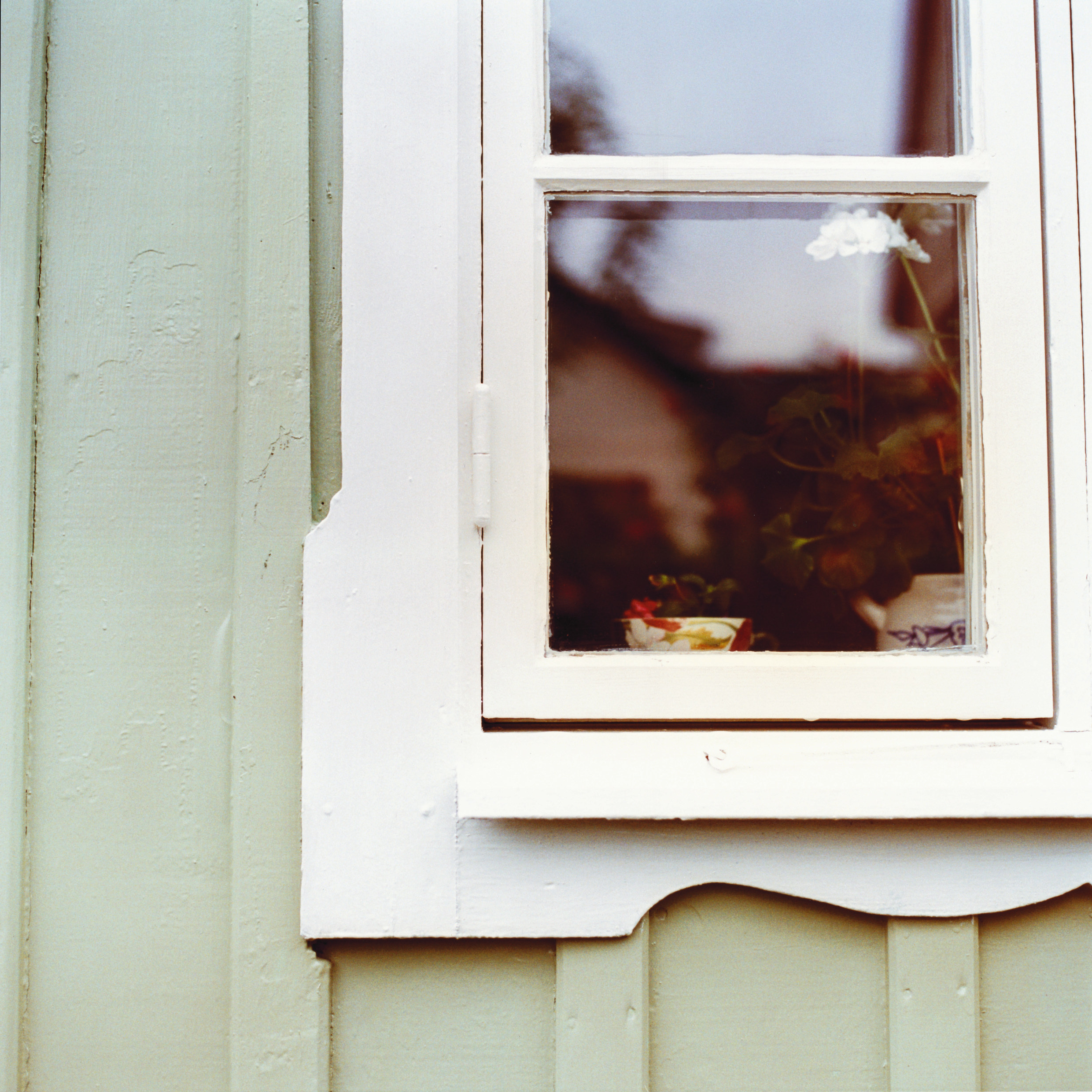Vinduer, dører og annen staffasje bør komme som nummer to i rekken. Jobb ovenfra og ned. 
