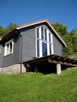 Er du en av dem som mener et nymalt hus skal glinse i sola? Da er du i majoritet blant det norske folk. Men nå utfordrer de matte behandlinger sedvanene. Med matt fasademaling eller -beis fremheves husets arkitektur og veggenes farge. 