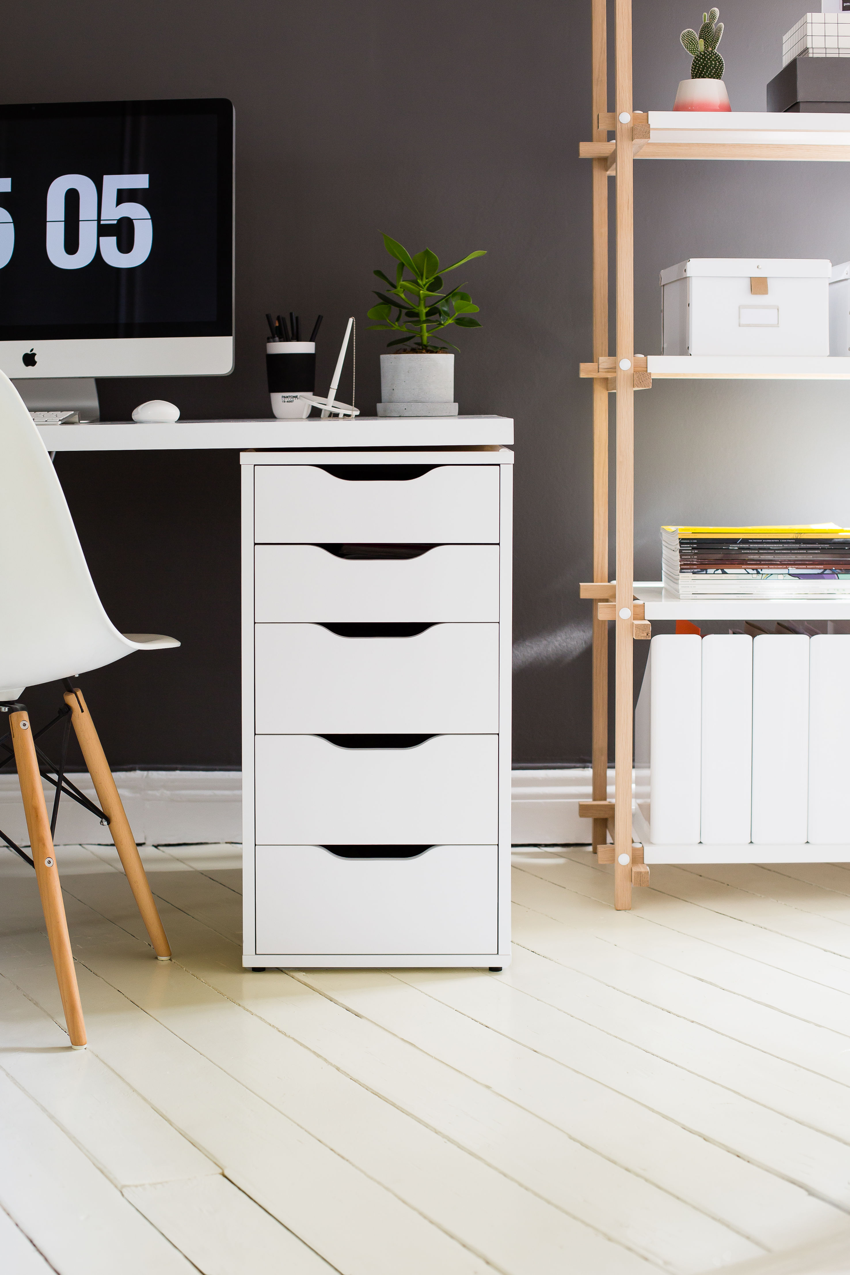 Mørke vegger og lyst gulv er en kombinasjon som frister mange som ønsker et lunt, men likevel «luftig» uttrykk i rommet.