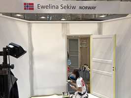 <b>MYE MALING:</b> I løpet av de tre dagene konkurransen foregikk måtte deltagerne konkurrere i å male vegg, listverk og en dør. Her er Ewelina Sekiw i dyp konsentrasjon.