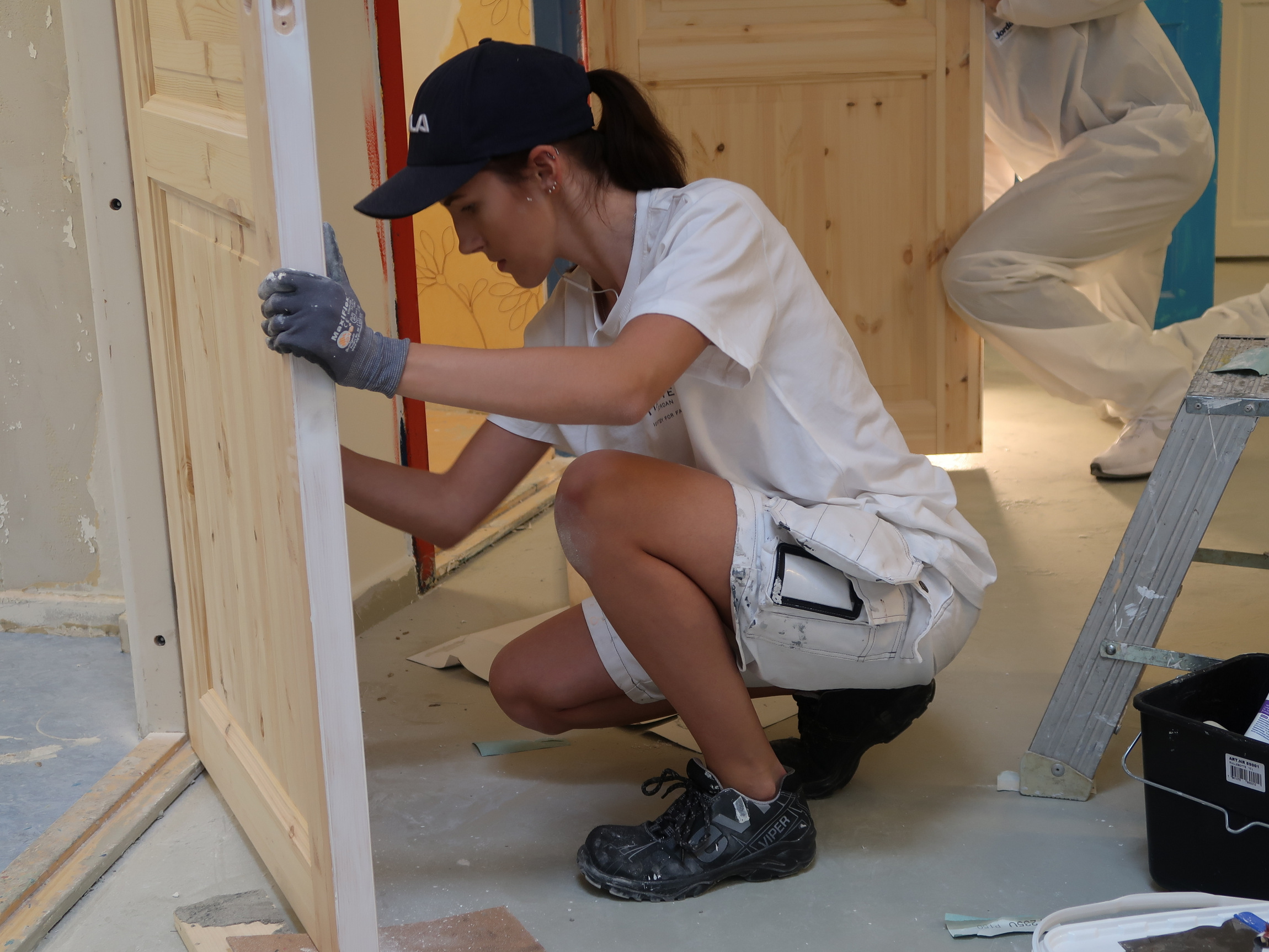 ØVELSE GJØR MESTER: I dyp konsentrasjon ved døren sitter Ewelina Sekiw. Hun tok andreplassen i forrige NM. Senere tok hun også gull under nordisk mesterskap i malerfaget.