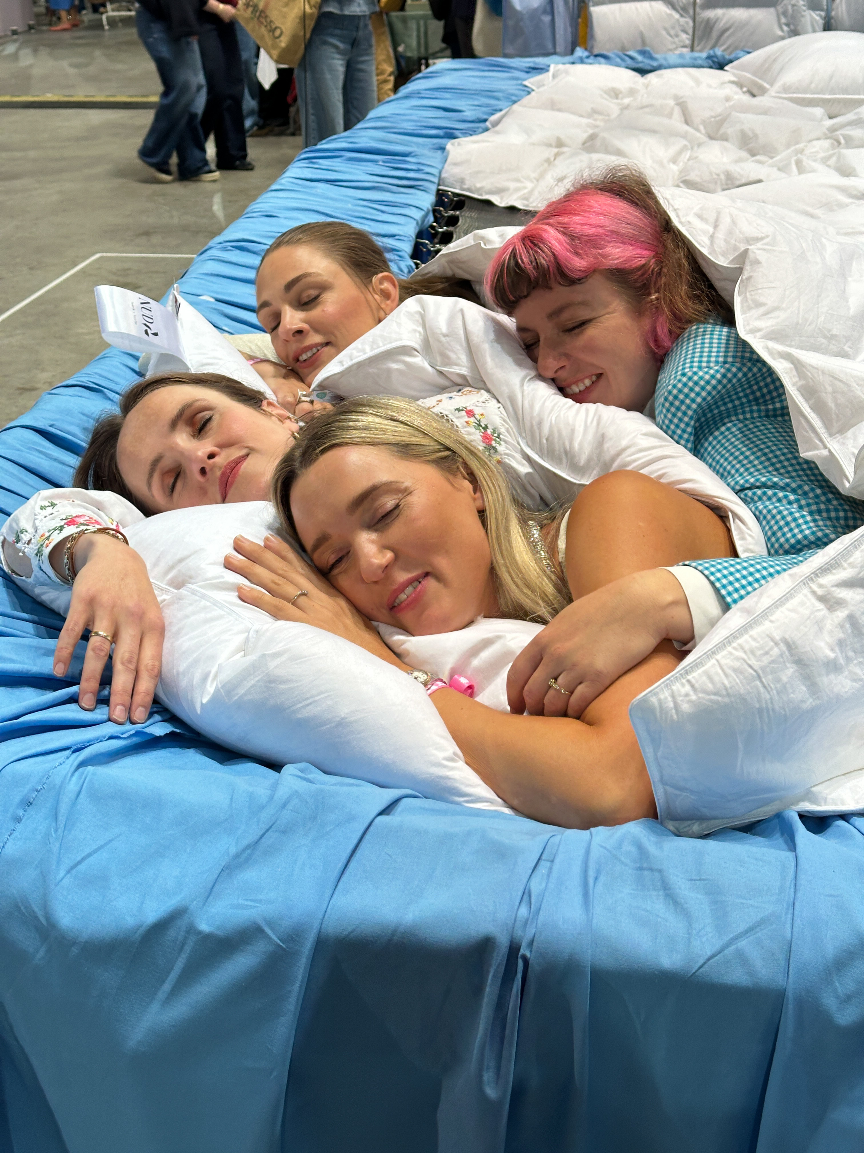 fire damer sover blå madrass dyner