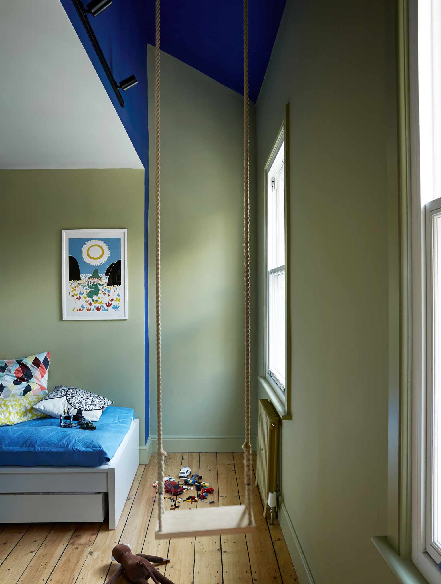 Farger: Traditional Paint, Sea Moss. Classico, Kiwi White. Classico, Blue.