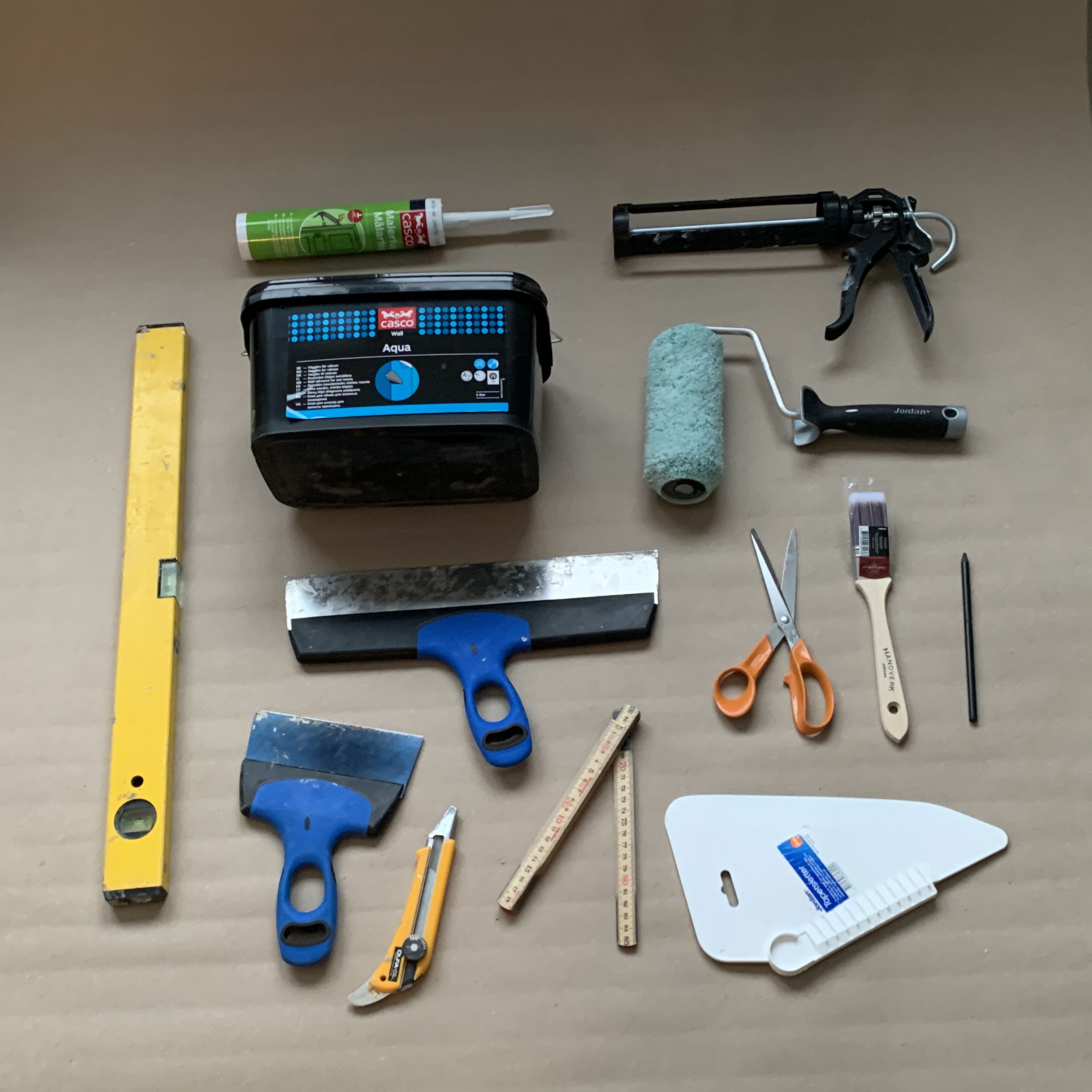 VERKTØY: Dette trenger du til jobben: Lim, pensel og rull til påføring av lim, sparkelmasse, sparkel, fugepistol, fugemasse, vater, tommestokk, saks, tapetsletter, blyant, saks.