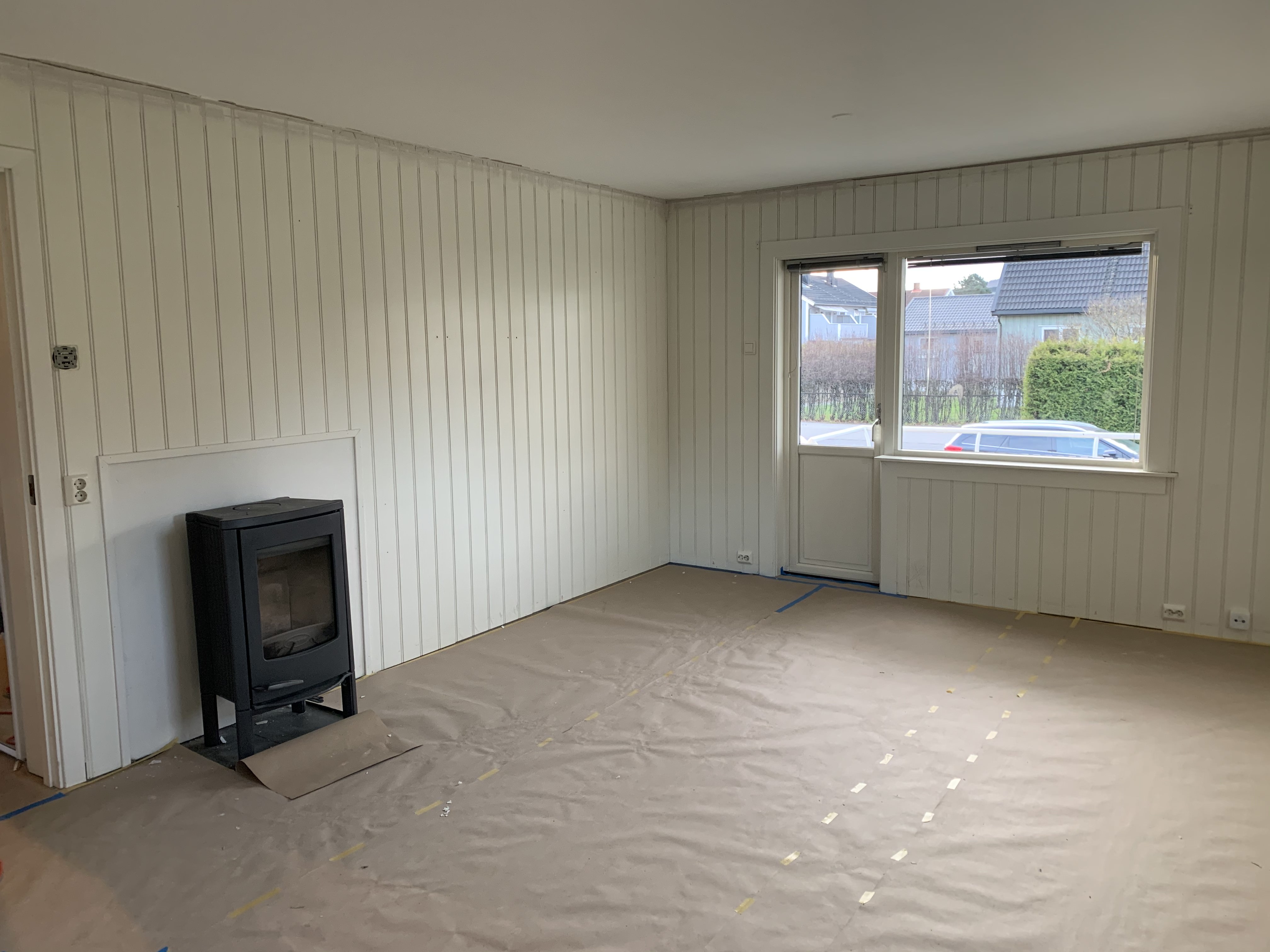 PANELPLATER: Her er stuen klargjort for ny stil og slette vegger. Veggene er rene og tørre, klar for oppsetting av Roll-on-wall.