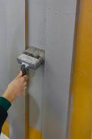 <b>JEVNER UT:</b> Bruk rull på forlengerskaft til å flytte malingen fra bøtta til veggen. Med en god pensel stryker du ut rullemønsteret, og sikrer god dekk på alle kanter. 