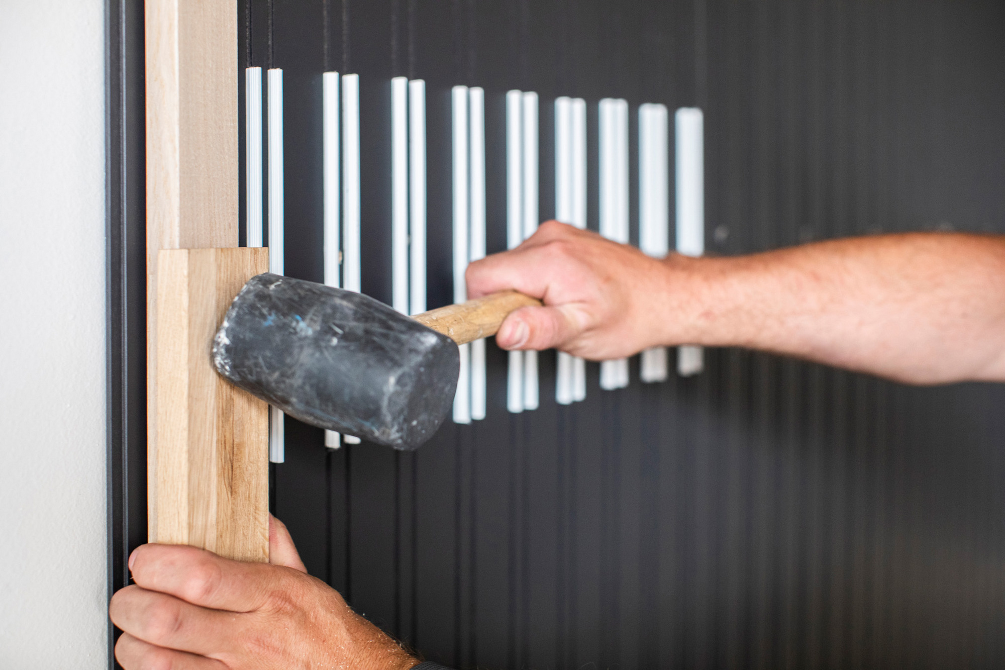  Bank lett på spilene og de vil feste seg i plastklipsene.