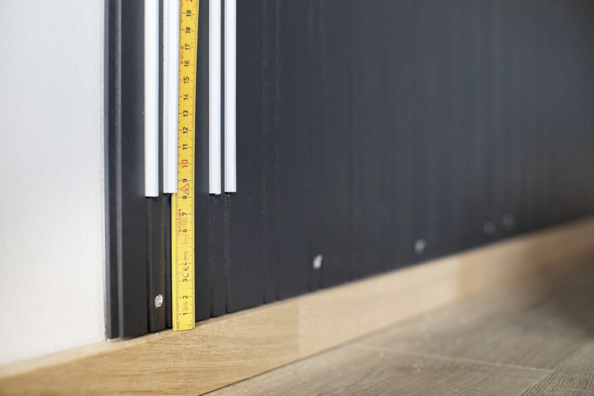 Når platene er på plass, er det enkelt å montere plastklipsene som holder spilene fast.     